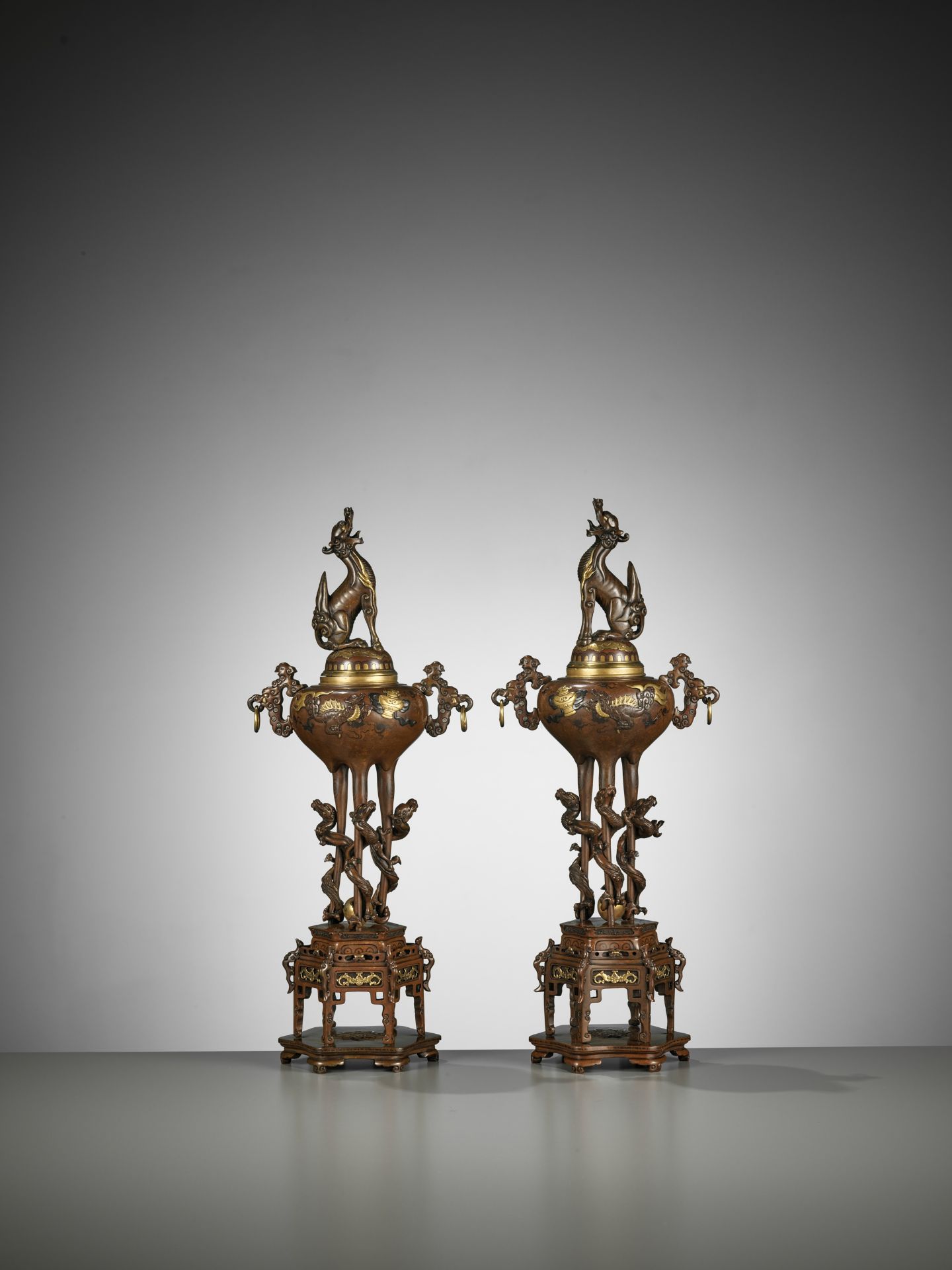 A PAIR OF SUPERB GOLD-INLAID BRONZE 'MYTHICAL BEASTS' KORO (INCENSE BURNERS) AND COVERS - Bild 11 aus 20