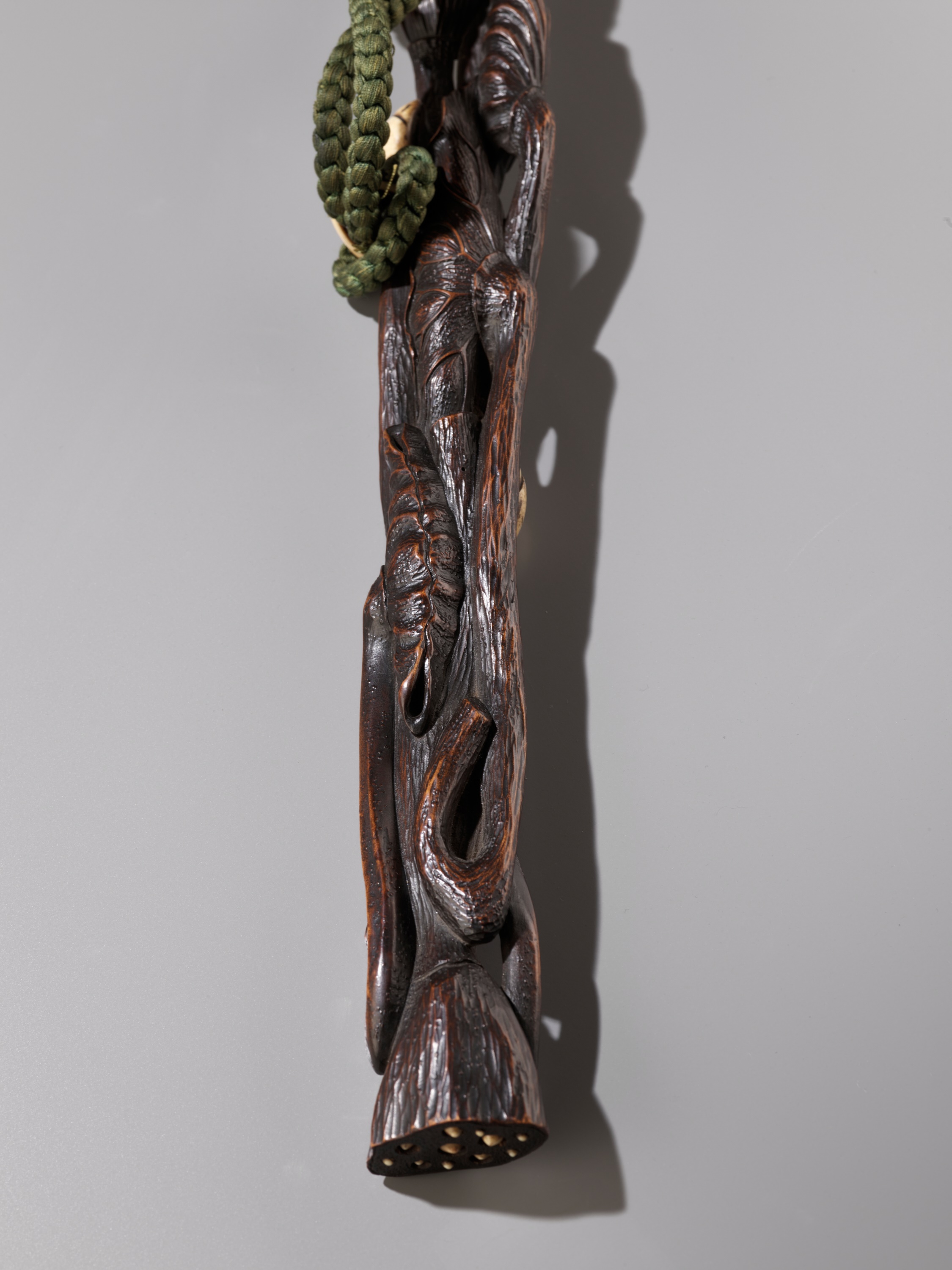 AN EXCEPTIONAL AND VERY RARE 'LOTUS' ZUSHI SCEPTER ENCLOSED WITH BUDDHA SHAKYAMUNI - Image 3 of 13