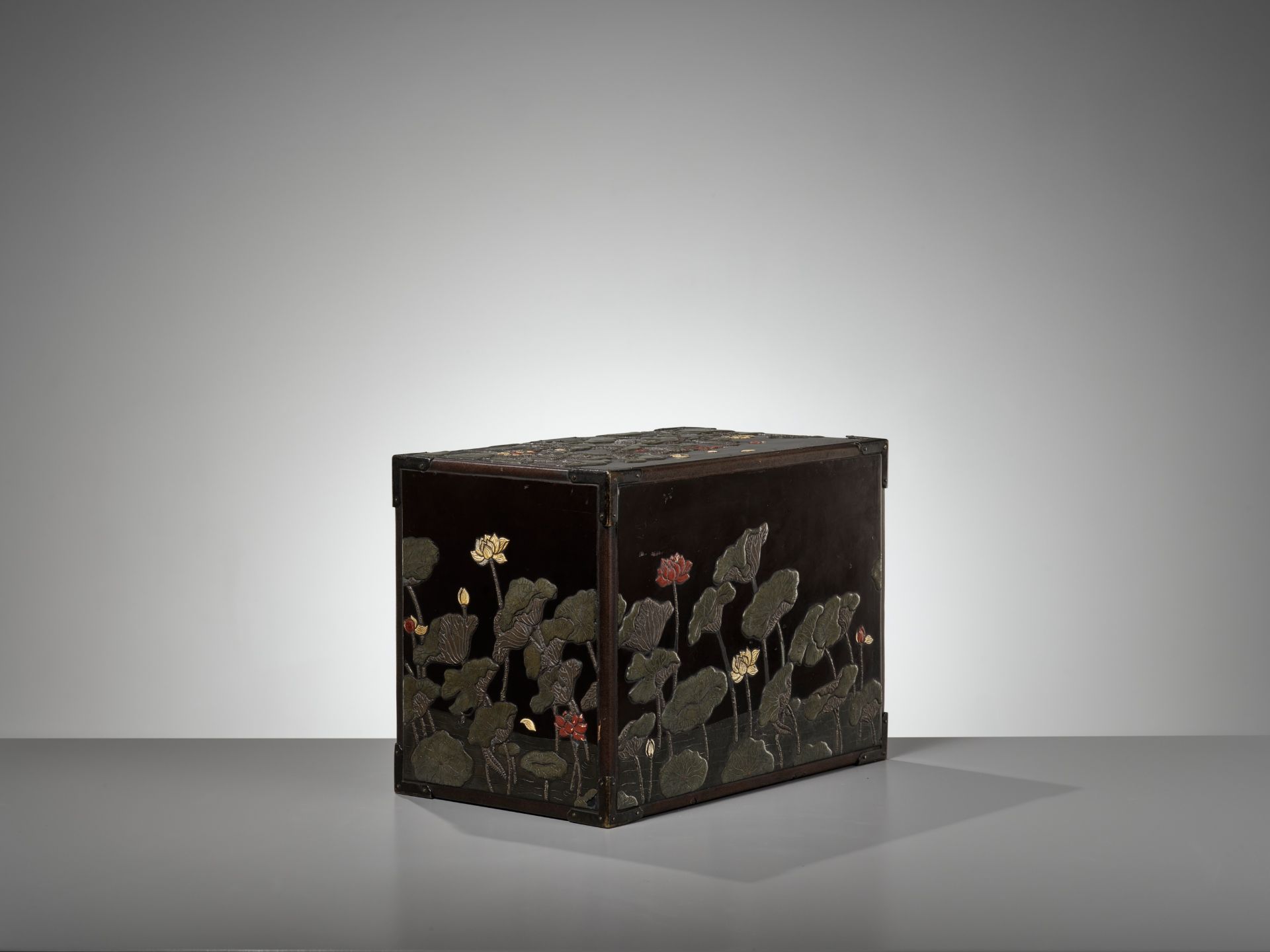 A RITSUO STYLE CERAMIC-INLAID AND LACQUERED WOOD KODANSU (CABINET) WITH A LOTUS POND AND EGRETS - Image 8 of 14