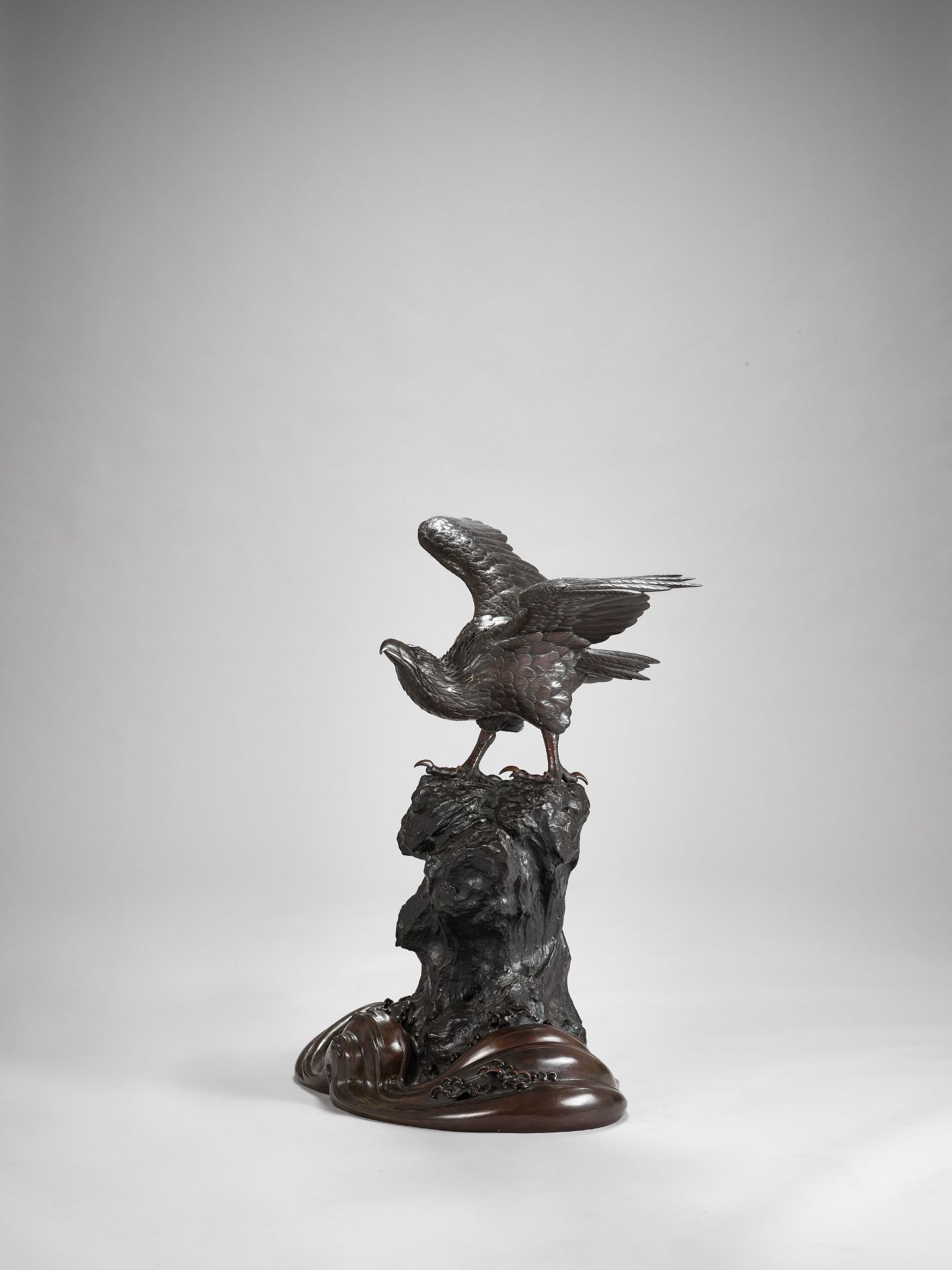 GENRYUSAI SEIYA: A VERY LARGE AND IMPRESSIVE BRONZE OKIMONO OF AN EAGLE - Image 10 of 12