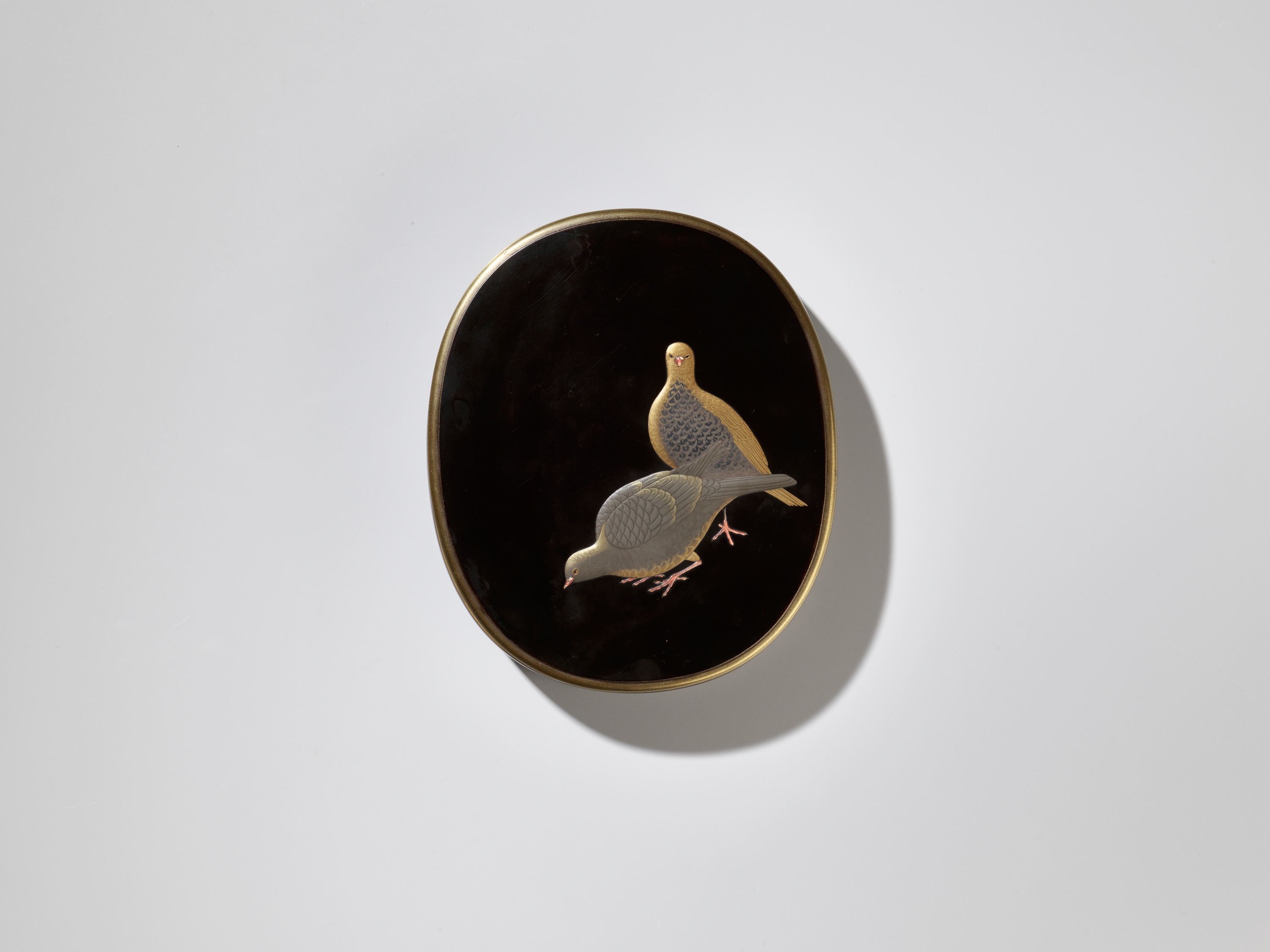 A FINE LACQUER SUZURIBAKO DEPICTING A PAIR OF PIGEONS - Image 6 of 11