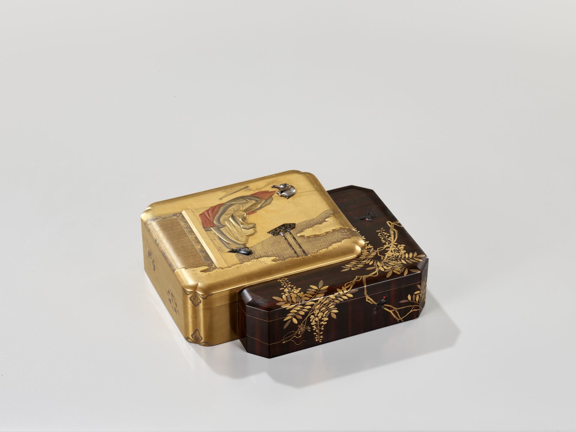 AN INLAID LACQUER BOX AND COVER WITH THE THIRD PRINCESS AND HER CAT FROM THE TALE OF GENJI - Image 12 of 13