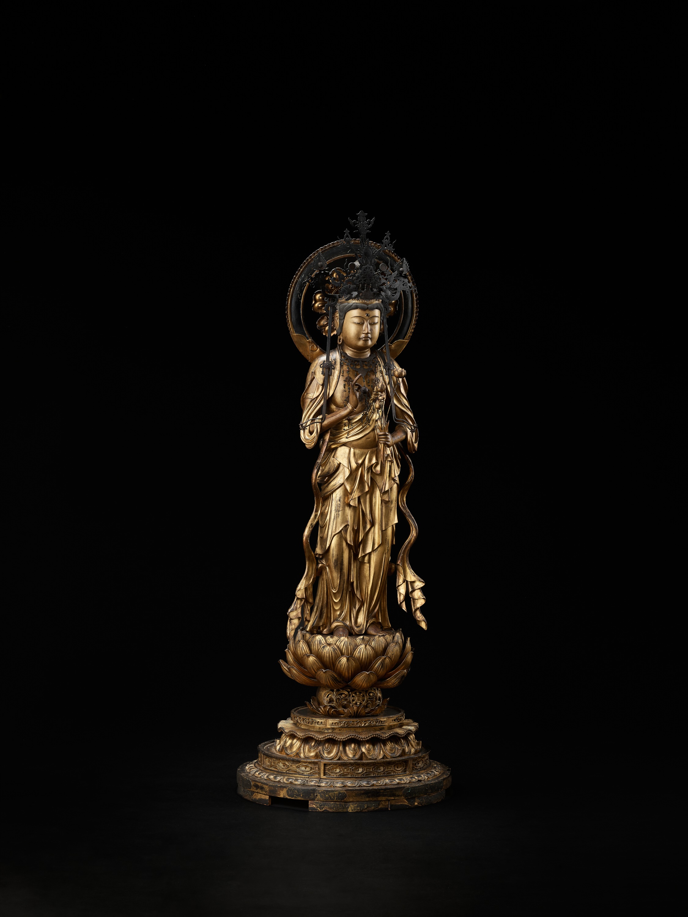 AN EXCEPTIONAL AND MONUMENTAL GILT WOOD FIGURE OF SEISHI BOSATSU - Image 16 of 18