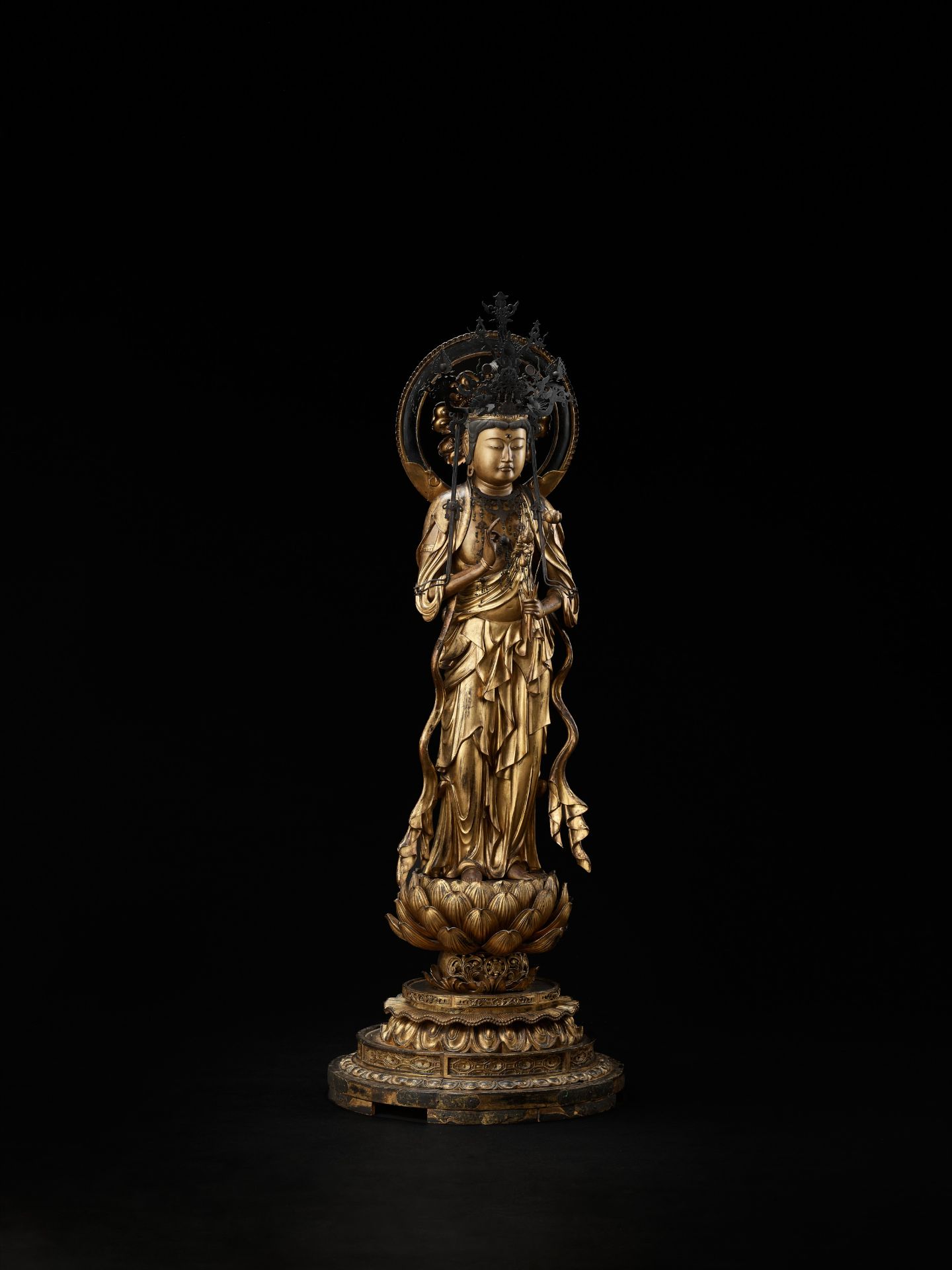 AN EXCEPTIONAL AND MONUMENTAL GILT WOOD FIGURE OF SEISHI BOSATSU - Image 16 of 18