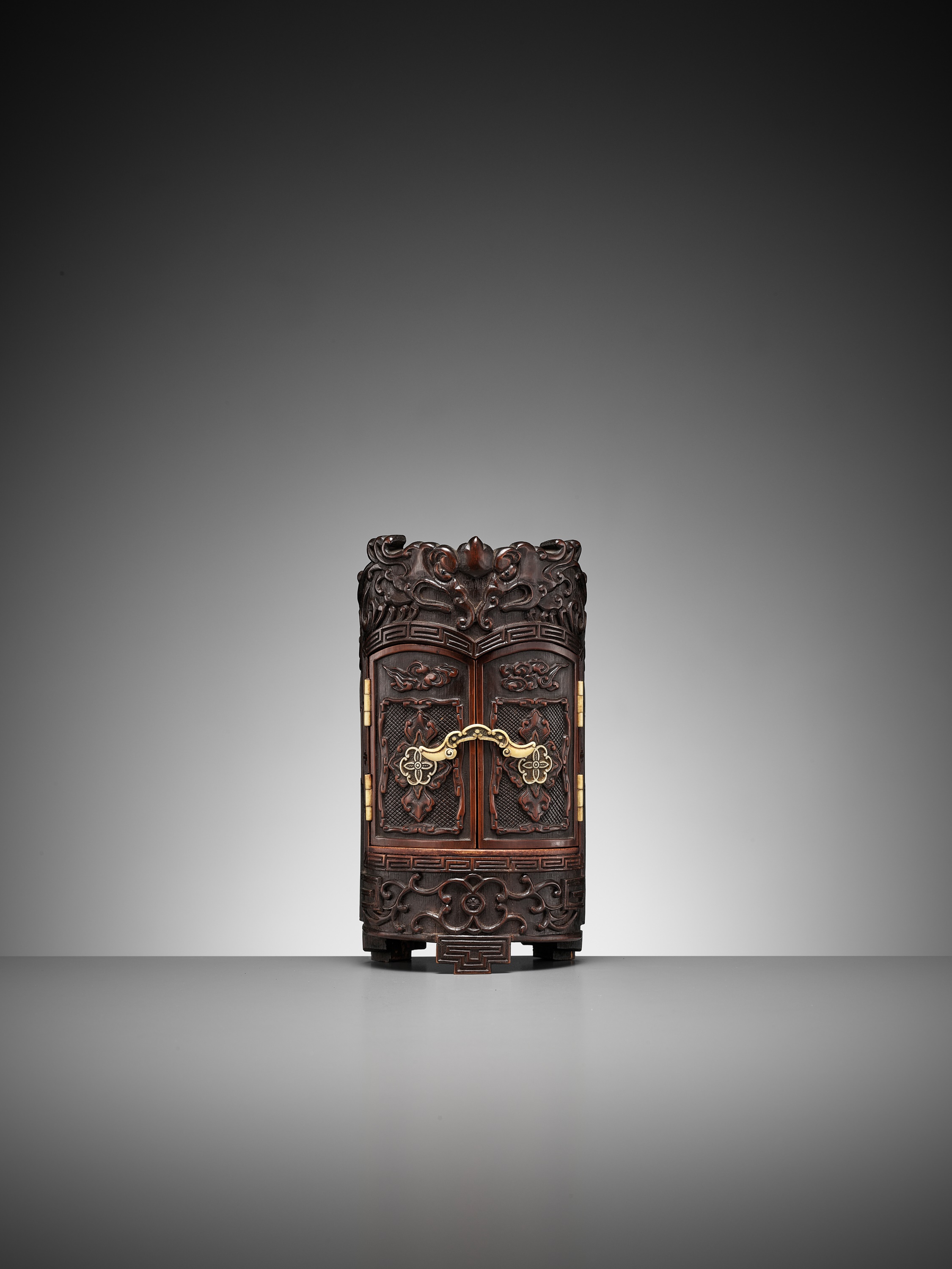 HOKKYO SESSAI: AN EXTREMELY RARE BAMBOO ZUSHI (PORTABLE SHRINE) WITH STAG ANTLER MOUNTS - Image 6 of 13