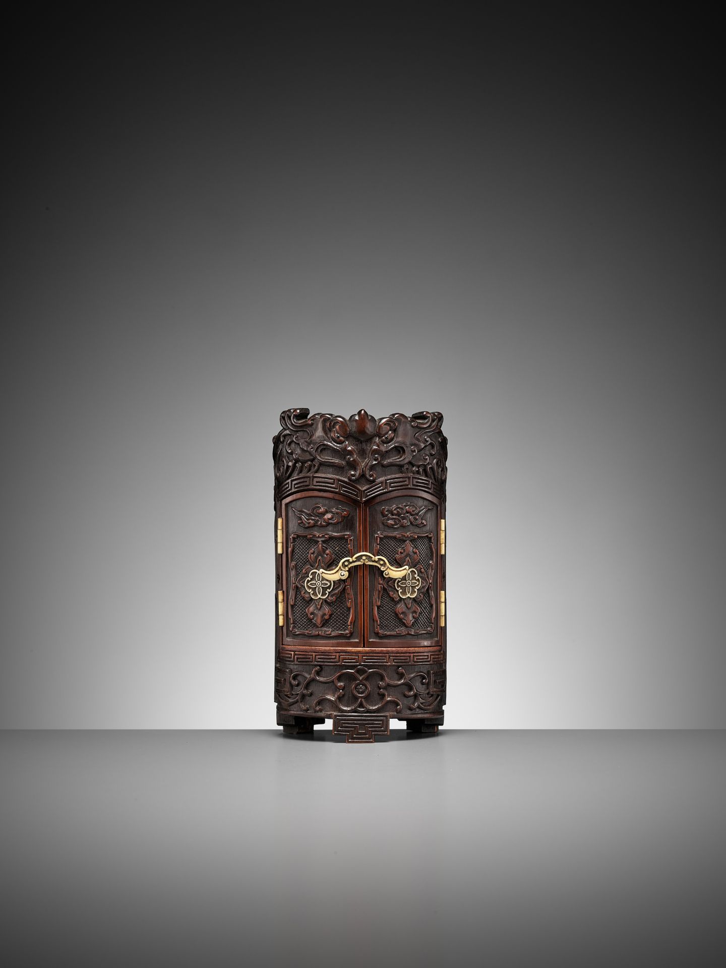 HOKKYO SESSAI: AN EXTREMELY RARE BAMBOO ZUSHI (PORTABLE SHRINE) WITH STAG ANTLER MOUNTS - Image 6 of 13