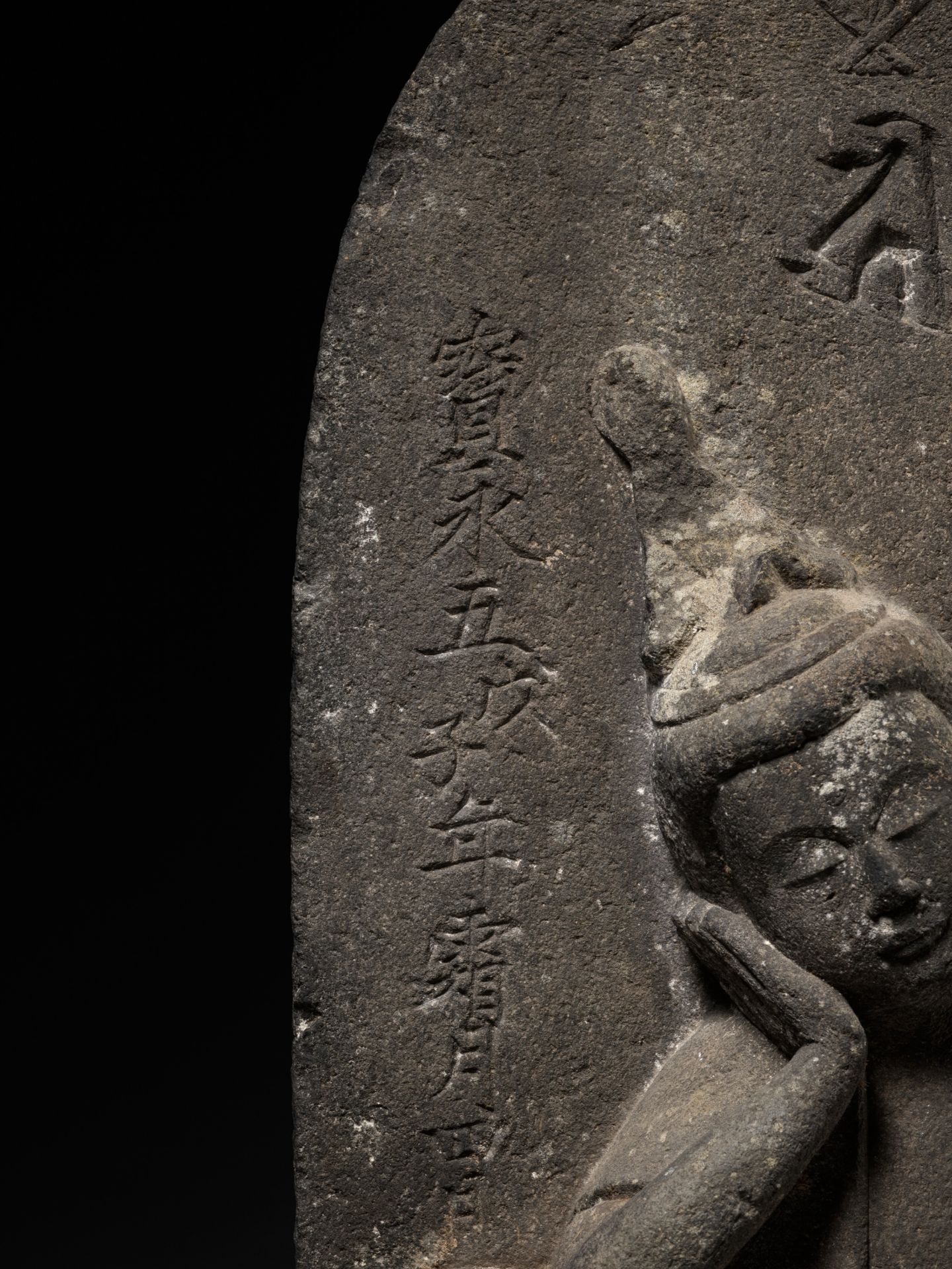 A RARE STONE STELE OF NYOIRIN KANNON, DATED 1708 BY INSCRIPTION - Image 9 of 16