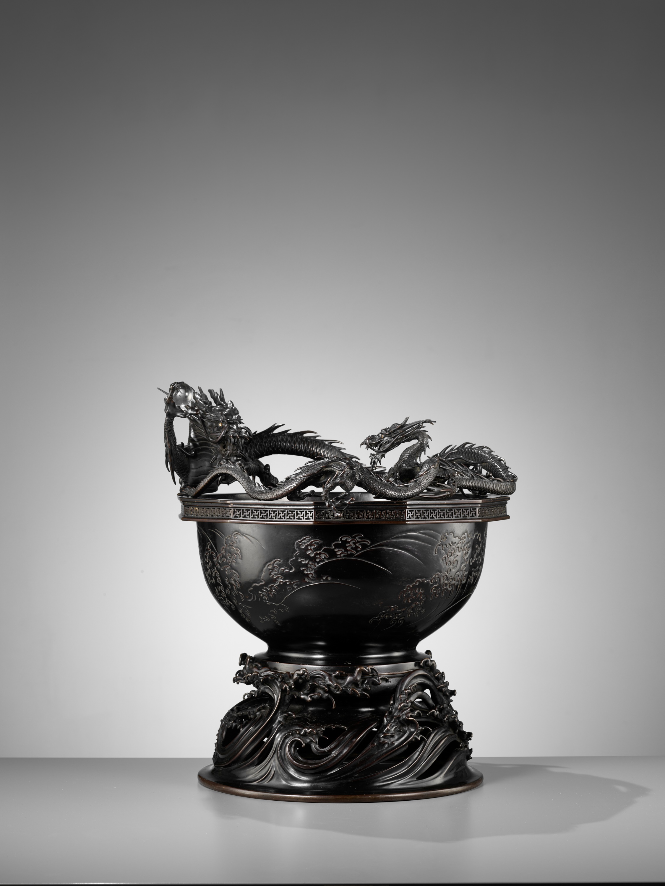 HIDEMITSU: A LARGE AND IMPRESSIVE BRONZE BOWL WITH TWO DRAGONS - Image 5 of 16