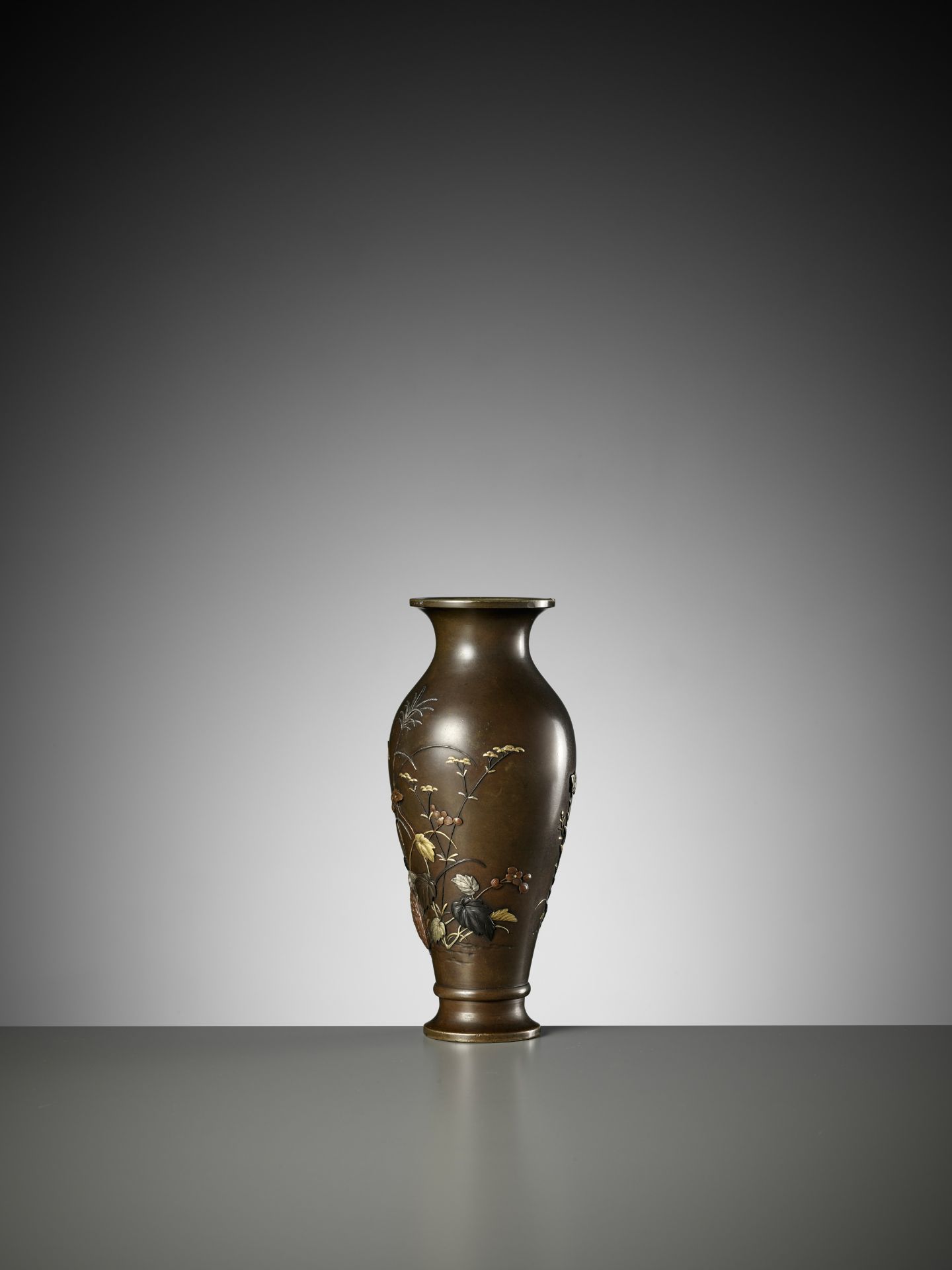 A FINE INLAID BRONZE VASE WITH QUAIL AND AUTUMN GRASSES - Bild 3 aus 7