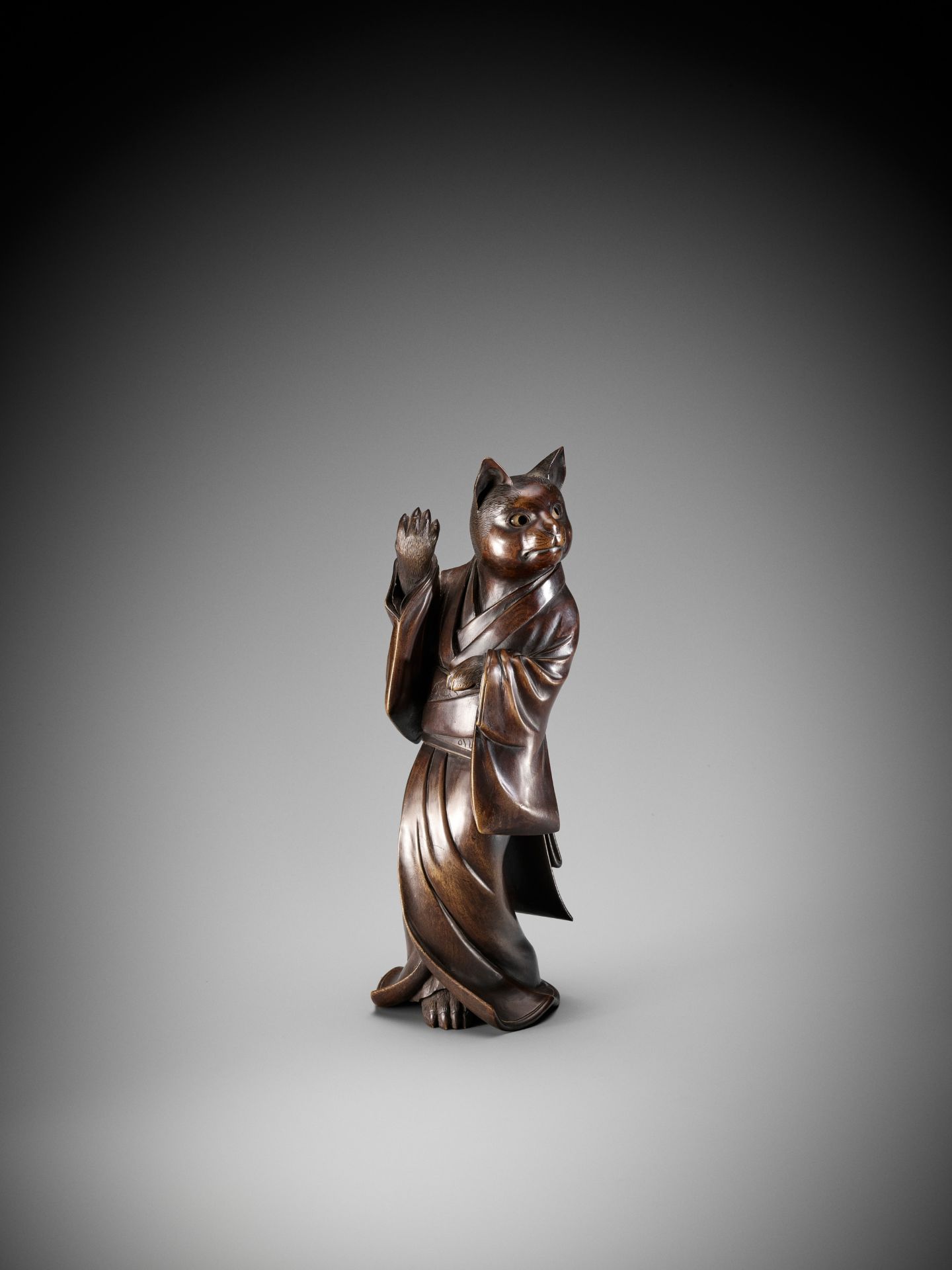 SHOKO SUGONOYA: A RARE AND FINE WOOD OKIMONO OF A CAT GEISHA - Image 8 of 16