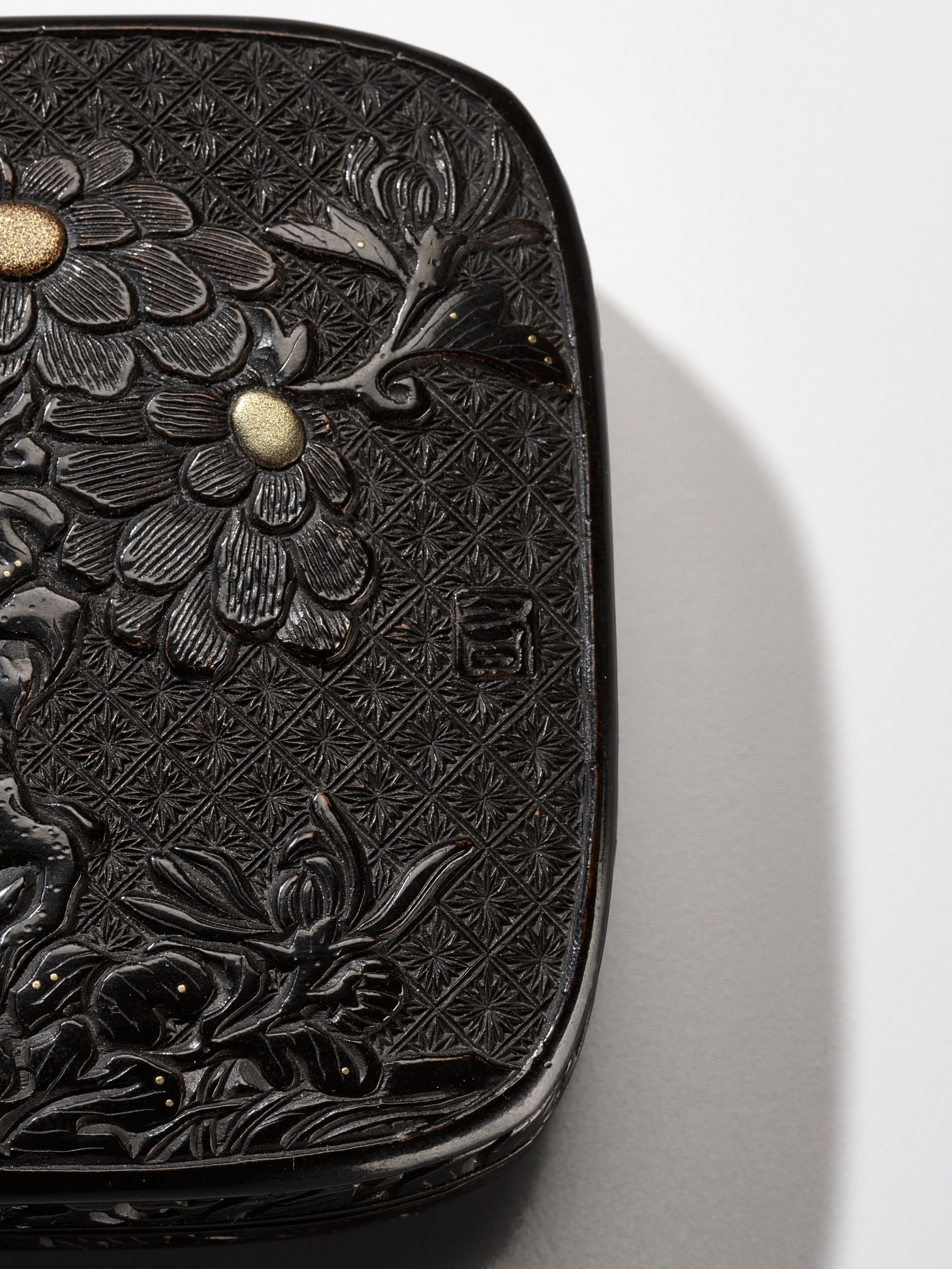 A RARE TSUIKOKU (CARVED BLACK LACQUER) KOGO (INCENSE BOX) AND COVER WITH CHRYSANTHEMUMS AND POEM - Image 9 of 10