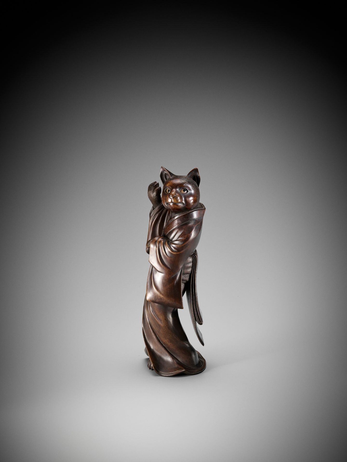 SHOKO SUGONOYA: A RARE AND FINE WOOD OKIMONO OF A CAT GEISHA - Image 7 of 16