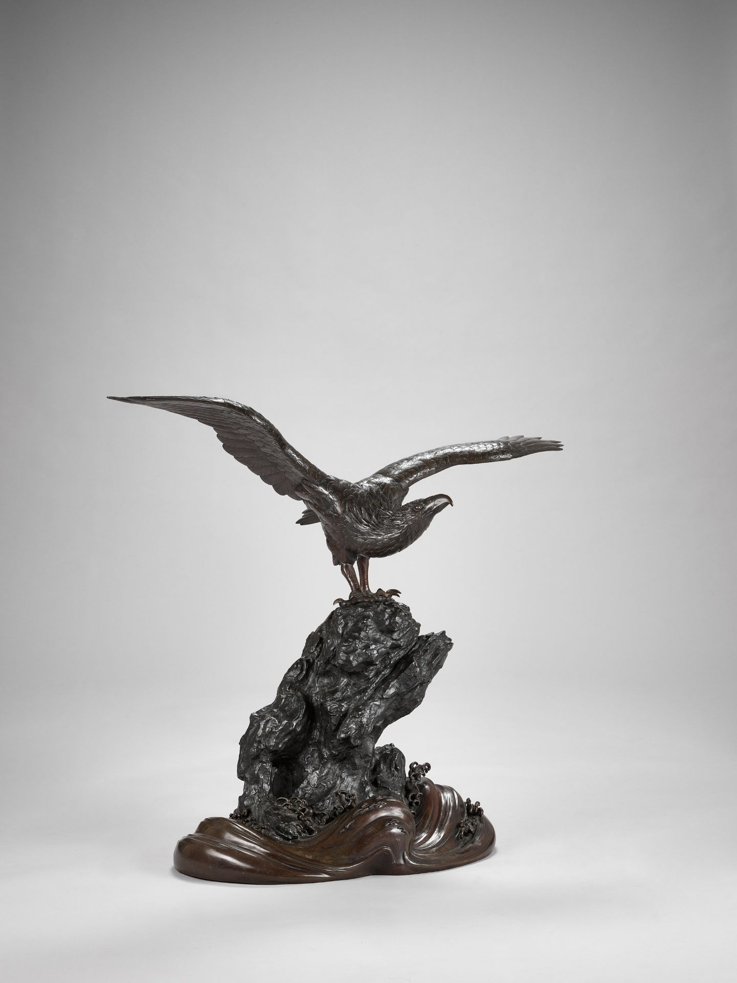 GENRYUSAI SEIYA: A VERY LARGE AND IMPRESSIVE BRONZE OKIMONO OF AN EAGLE - Image 6 of 12