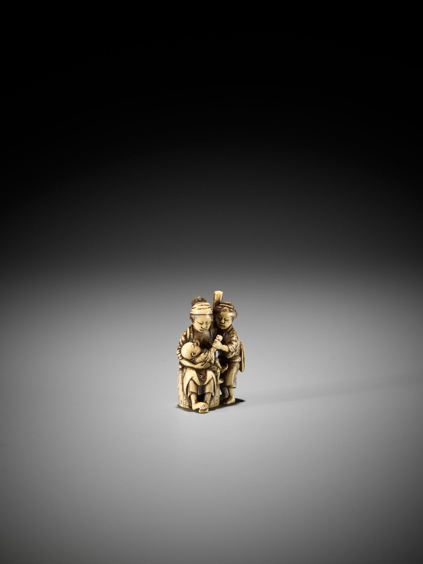 MINKOKU: A FINE IVORY NETSUKE OF TWO WOMEN WITH AN INFANT - Bild 9 aus 12