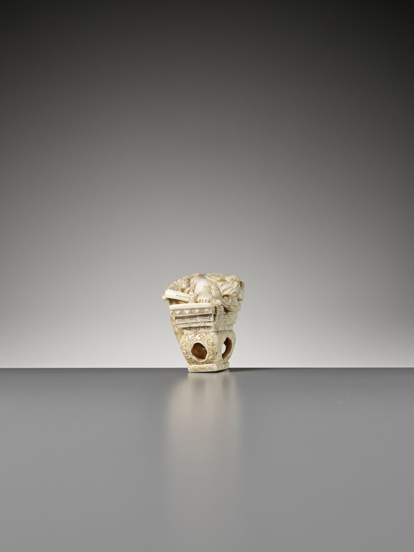 KOGYOKU: AN IVORY NETSUKE OF SHOKI AND ONI - Bild 7 aus 11