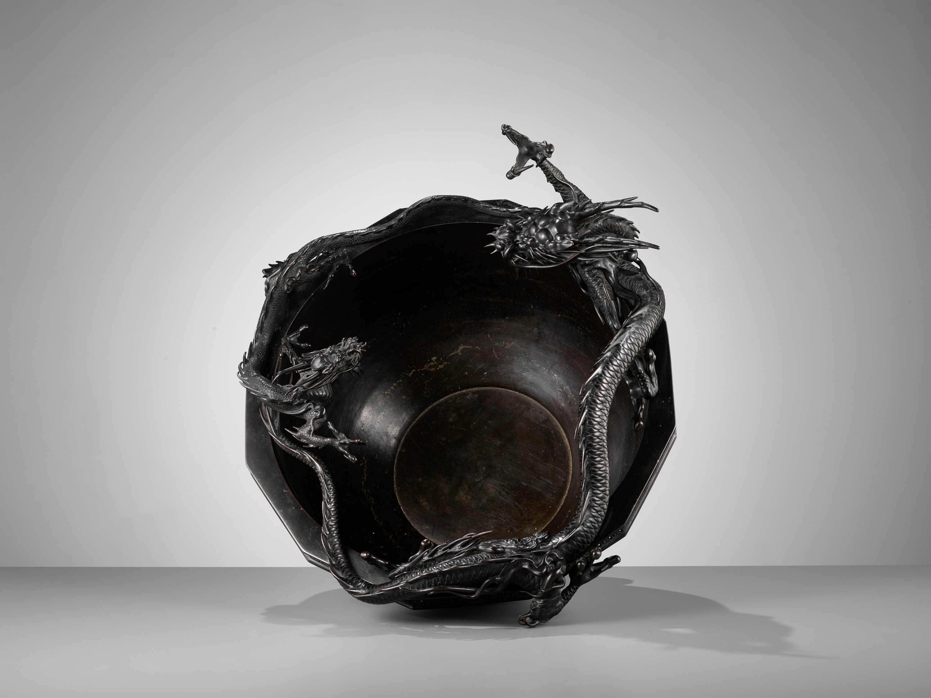 HIDEMITSU: A LARGE AND IMPRESSIVE BRONZE BOWL WITH TWO DRAGONS - Image 15 of 16