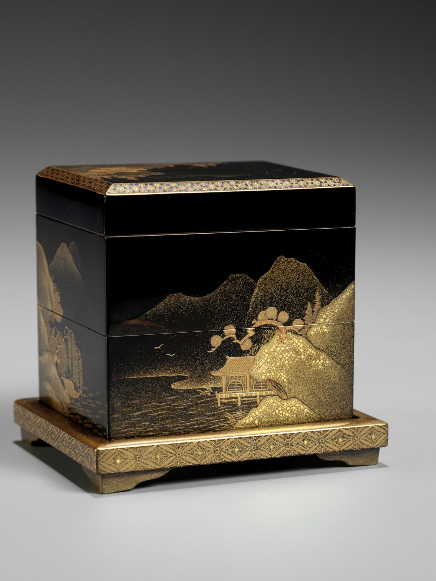 A FINE AND RARE LACQUER JU-KOBAKO (SMALL TIERED BOX), COVER AND STAND DEPICTING MOUNTAIN LANDSCAPES - Bild 7 aus 13