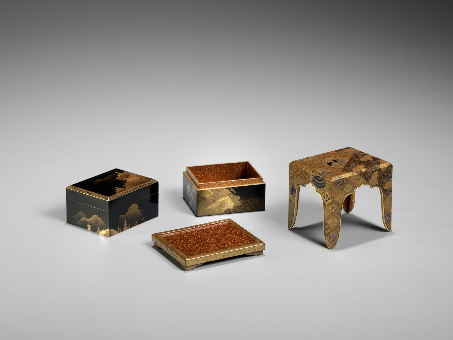 A FINE AND RARE LACQUER JU-KOBAKO (SMALL TIERED BOX), COVER AND STAND DEPICTING MOUNTAIN LANDSCAPES - Bild 12 aus 13