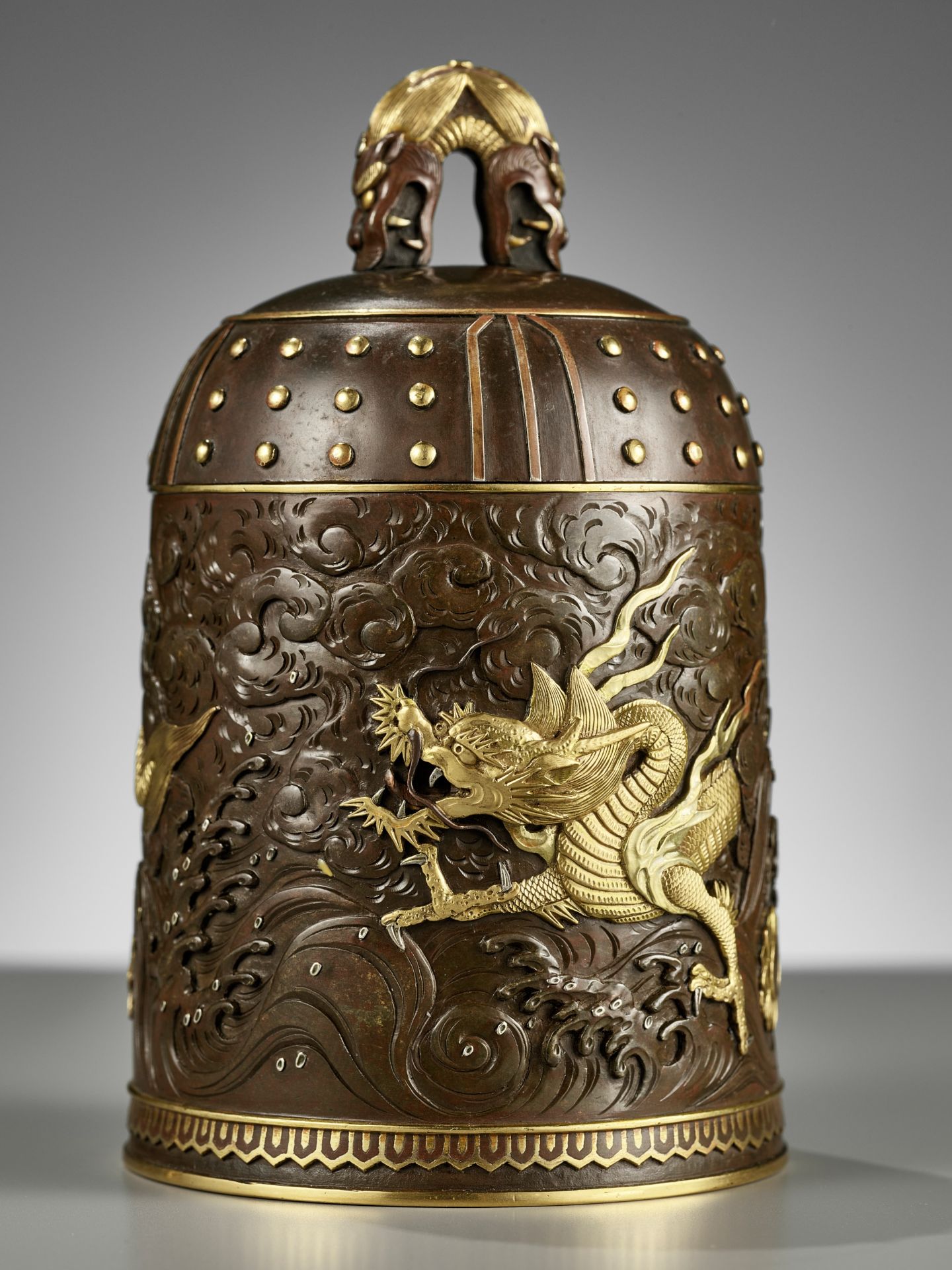 A MATCHED PAIR OF GOLD-INLAID BRONZE 'BUDDHIST TEMPLE BELL' KOGO, ONE BY MIYABE ATSUYOSHI - Bild 2 aus 15