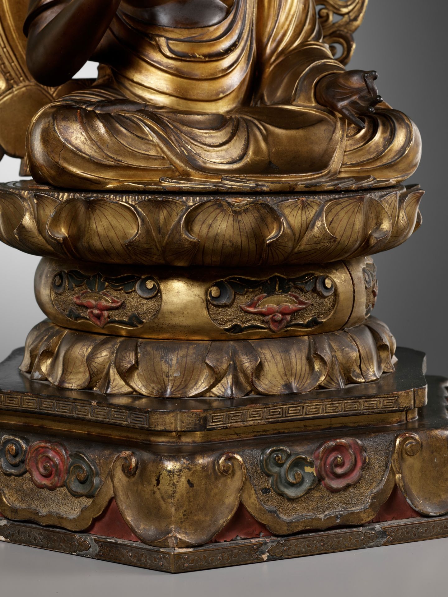 A LARGE GILT AND LACQUERED WOOD FIGURE OF AMIDA NYORAI - Image 12 of 13