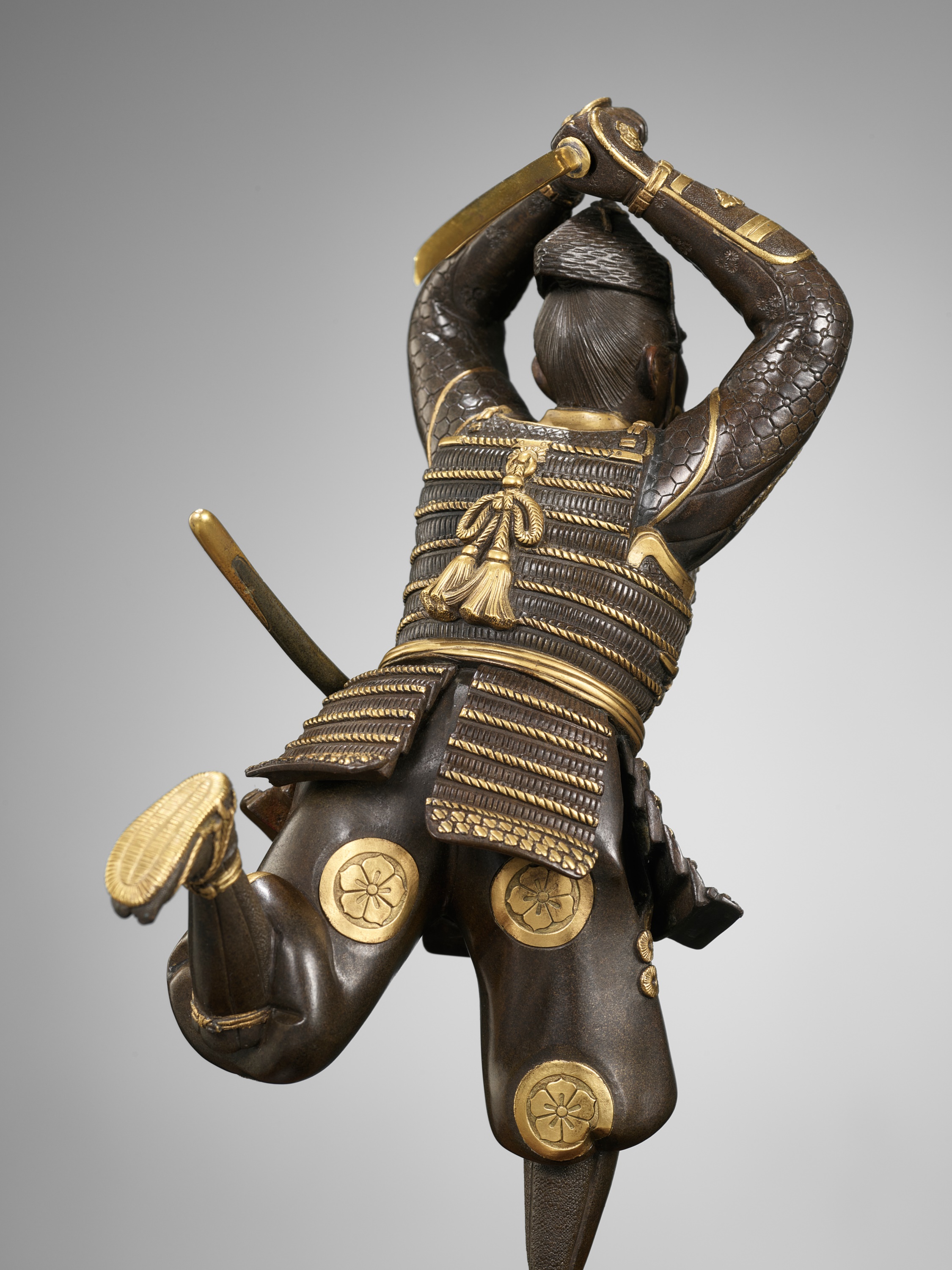 A PAIR OF PARCEL-GILT BRONZE FIGURES DEPICTING SAMURAI WARRIORS - Image 6 of 17