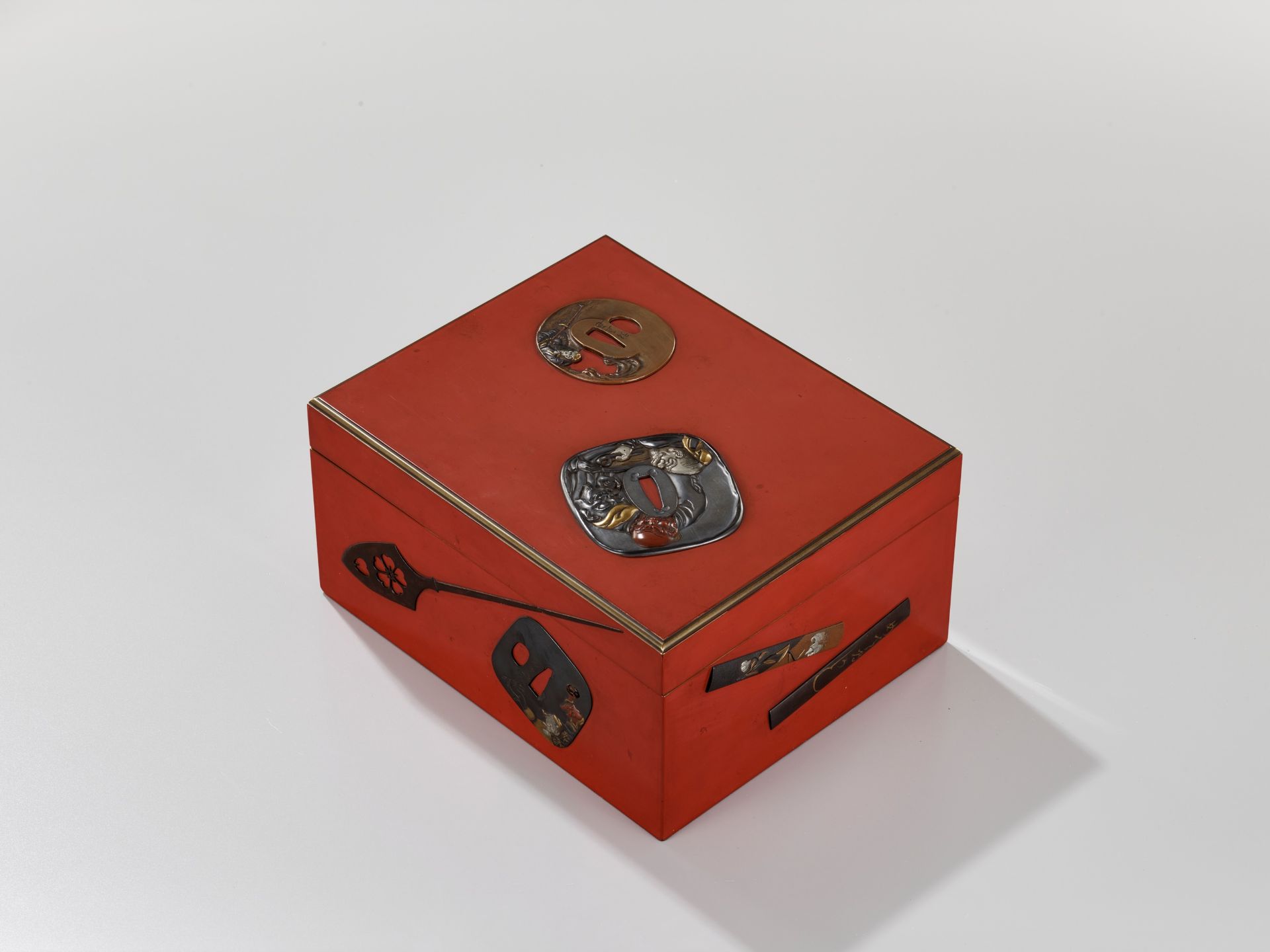 A SUPERB RED LACQUER TEBAKO WITH SIMULATED-METAL SWORD FITTINGS - Image 16 of 19