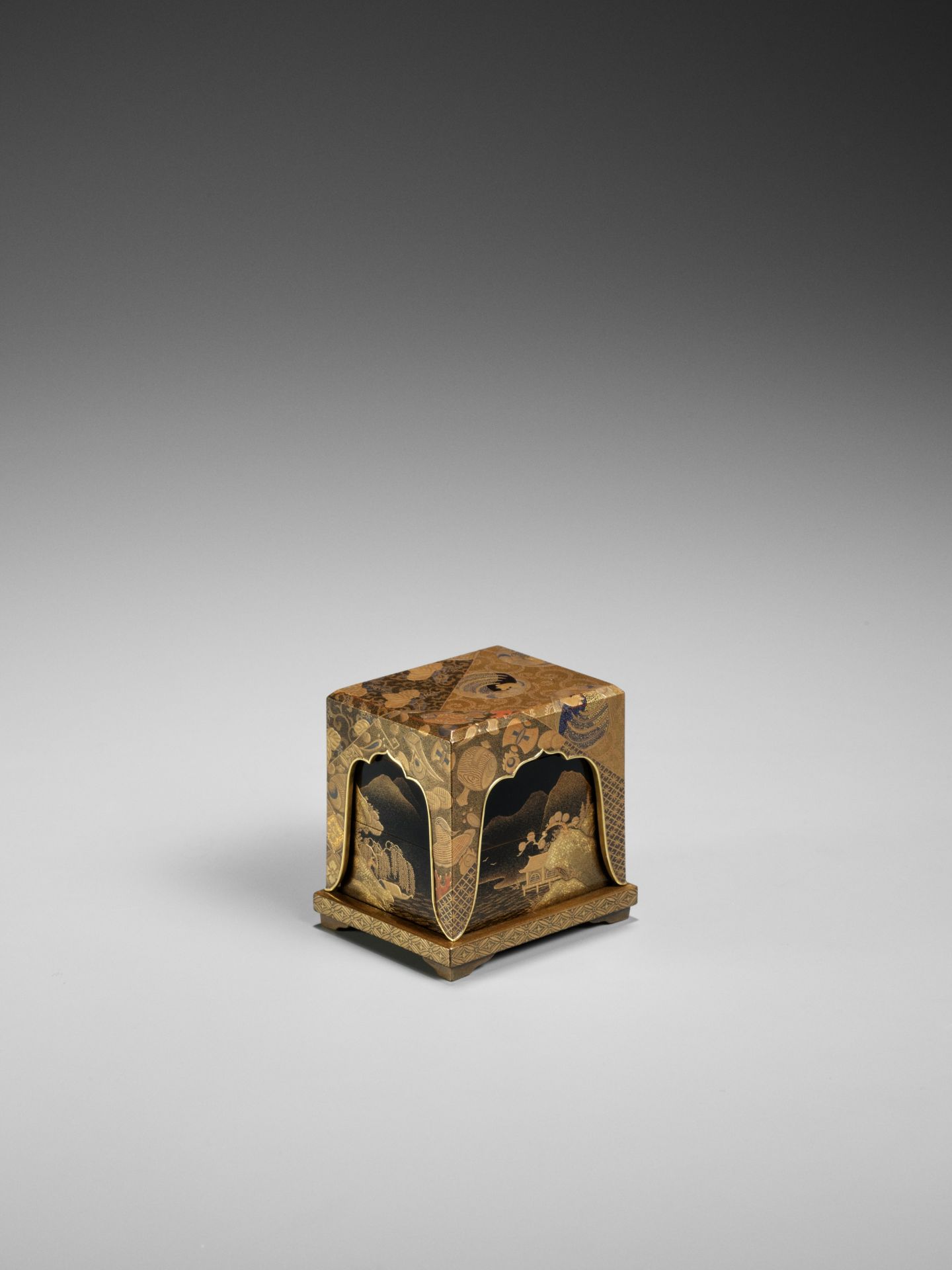 A FINE AND RARE LACQUER JU-KOBAKO (SMALL TIERED BOX), COVER AND STAND DEPICTING MOUNTAIN LANDSCAPES - Bild 3 aus 13