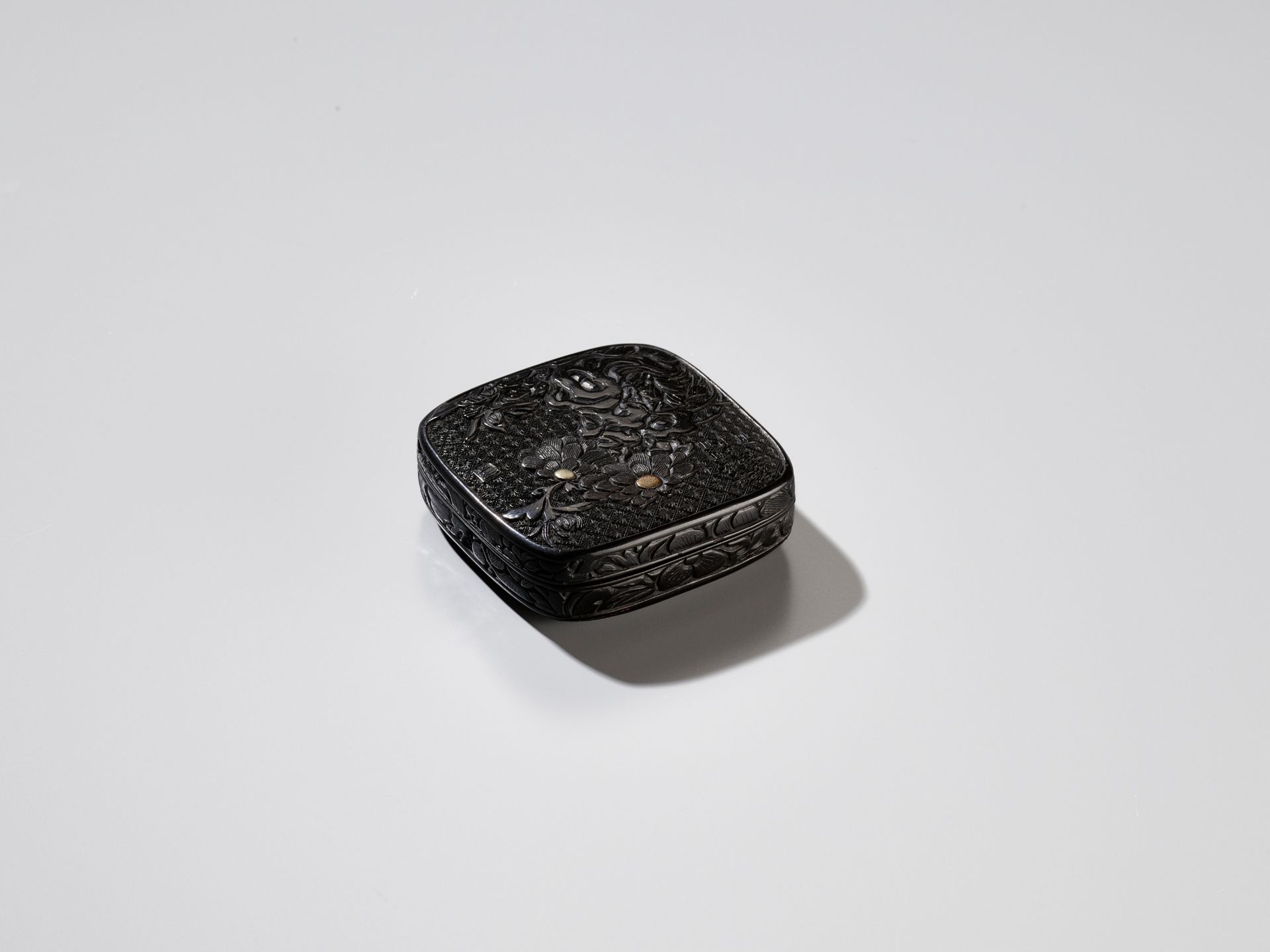 A RARE TSUIKOKU (CARVED BLACK LACQUER) KOGO (INCENSE BOX) AND COVER WITH CHRYSANTHEMUMS AND POEM - Image 6 of 10
