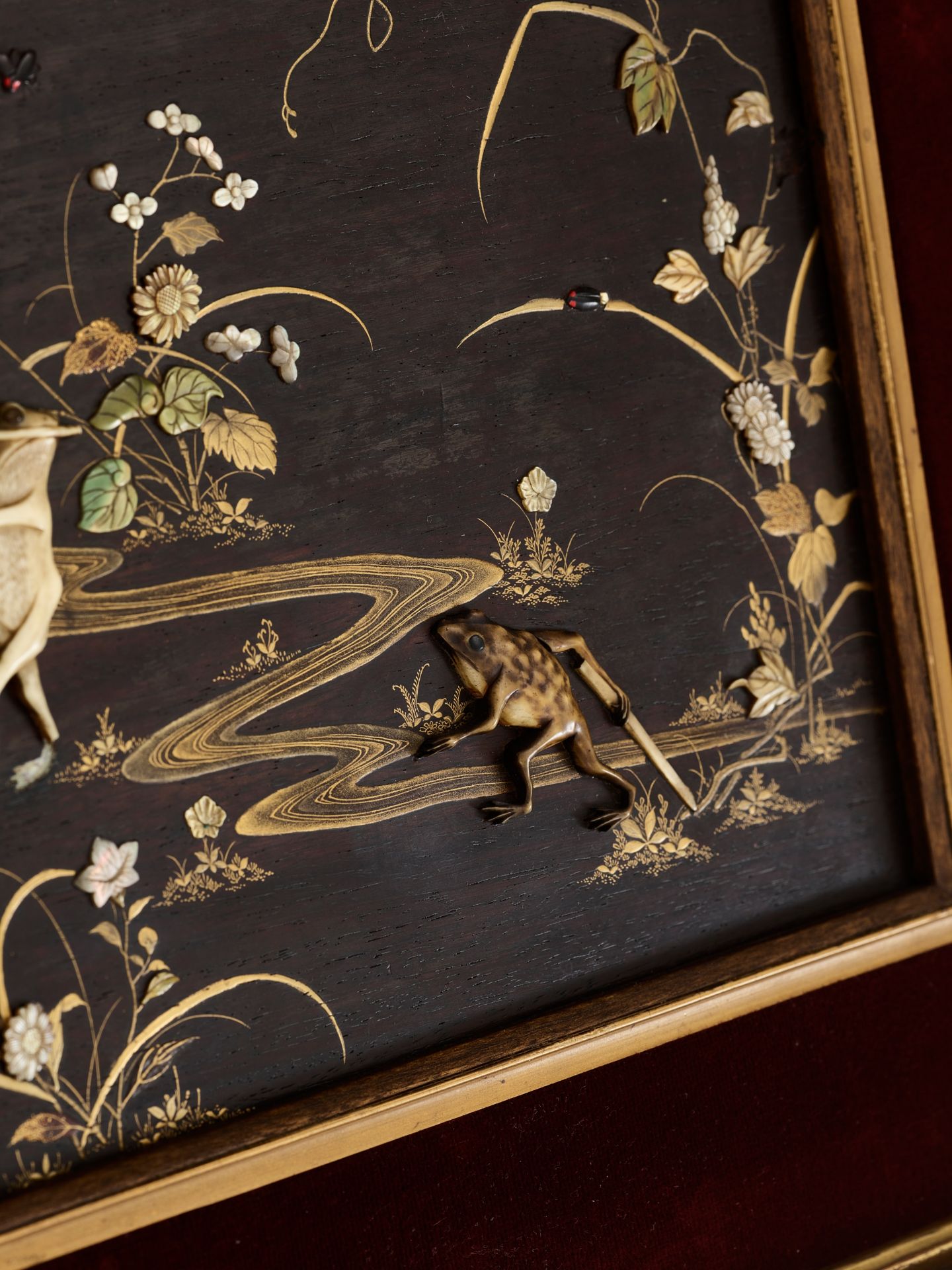 A SHIBAYAMA INLAID AND LACQUERED WOOD PANEL DEPICTING ANTHROPOMORPHIC FROGS - Image 2 of 7