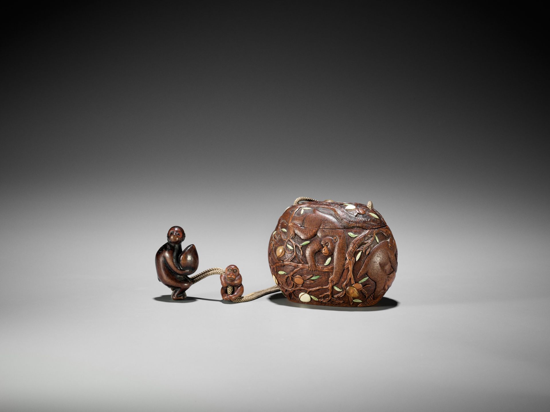 SHUOSAI: AN INLAID WOOD TONKOTSU DEPICTING MONKEYS AND PEACHES WITH EN-SUITE NETSUKE AND OJIME - Image 10 of 12
