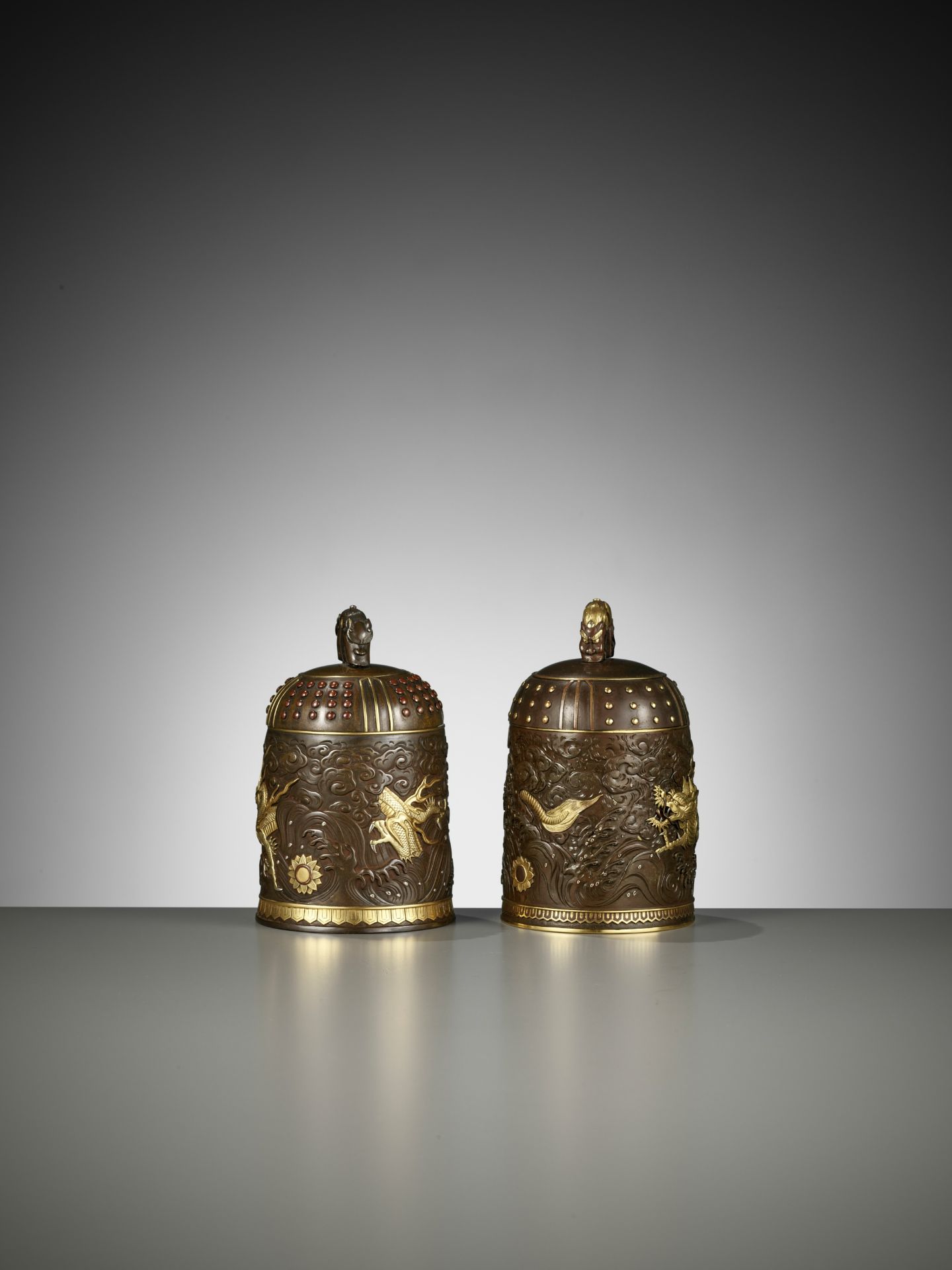 A MATCHED PAIR OF GOLD-INLAID BRONZE 'BUDDHIST TEMPLE BELL' KOGO, ONE BY MIYABE ATSUYOSHI - Bild 7 aus 15