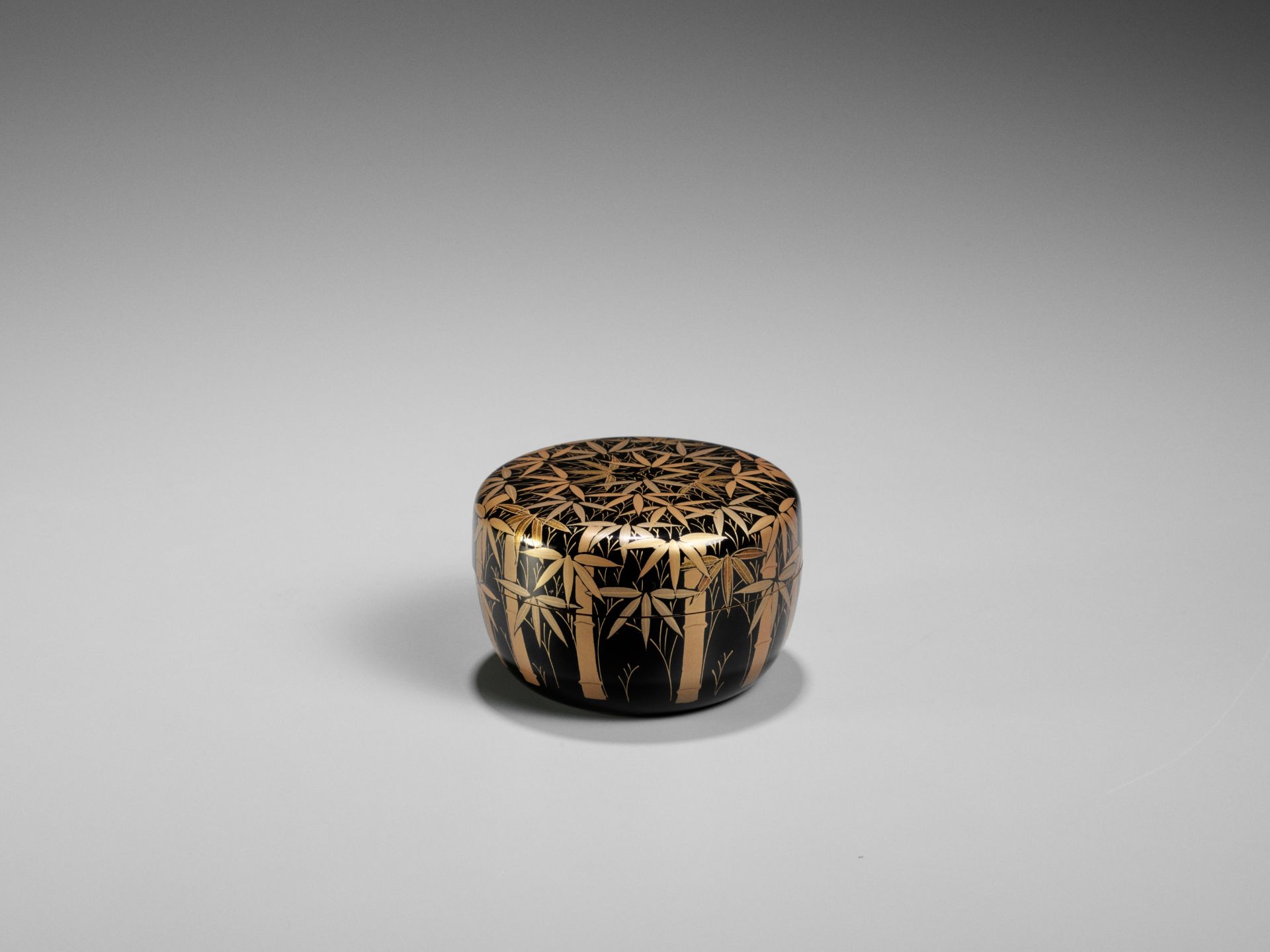 A BLACK AND GOLD LACQUER NATSUME (TEA CADDY) WITH BAMBOO - Image 4 of 8