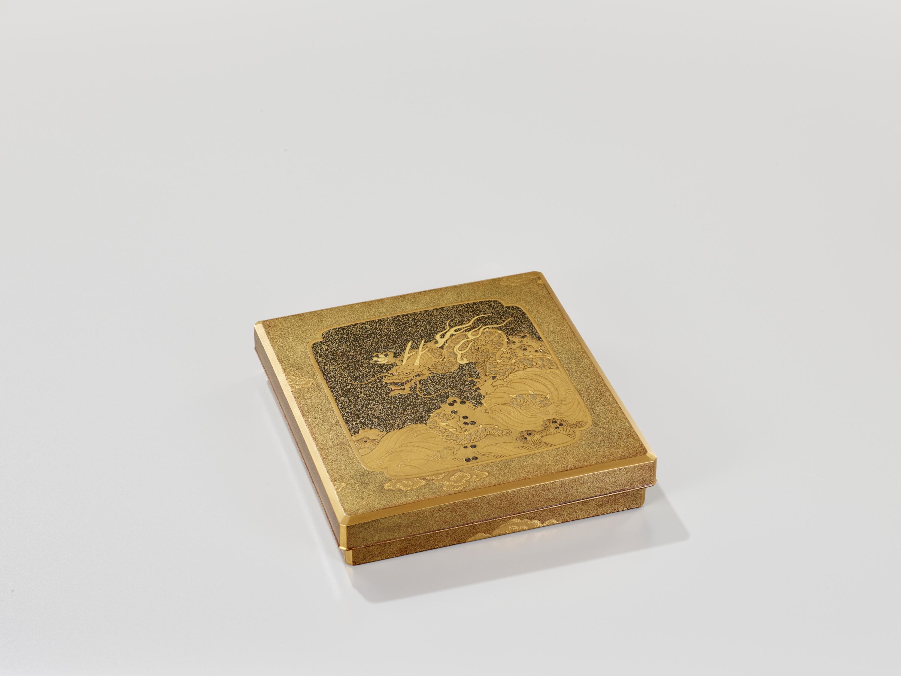 A FINE AND RARE GOLD LACQUER SUZURIBAKO DEPICTING A DRAGON, TIGERS, AND A LEOPARD (FEMALE TIGER) - Image 7 of 12
