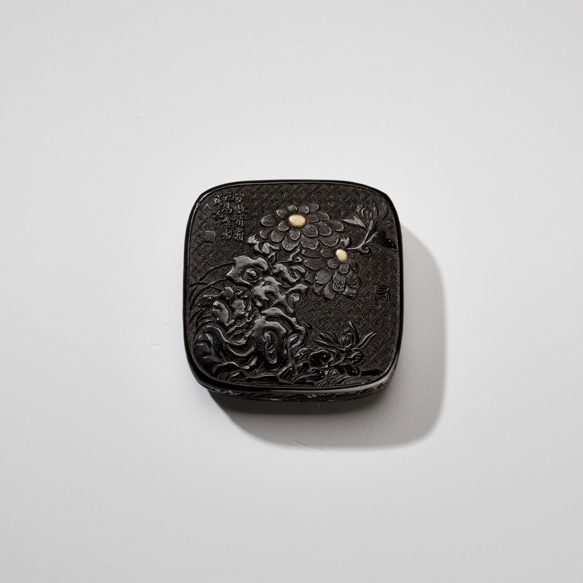 A RARE TSUIKOKU (CARVED BLACK LACQUER) KOGO (INCENSE BOX) AND COVER WITH CHRYSANTHEMUMS AND POEM