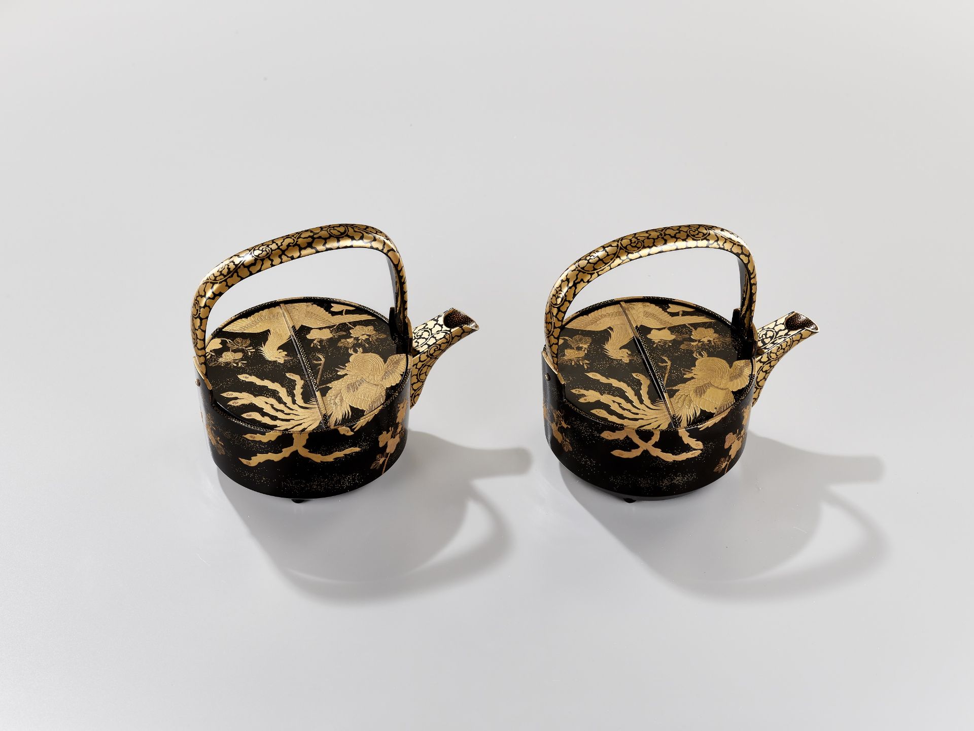 A PAIR OF BLACK AND GOLD LACQUER CHOSHI (SAKE EWERS) AND COVERS - Image 8 of 11