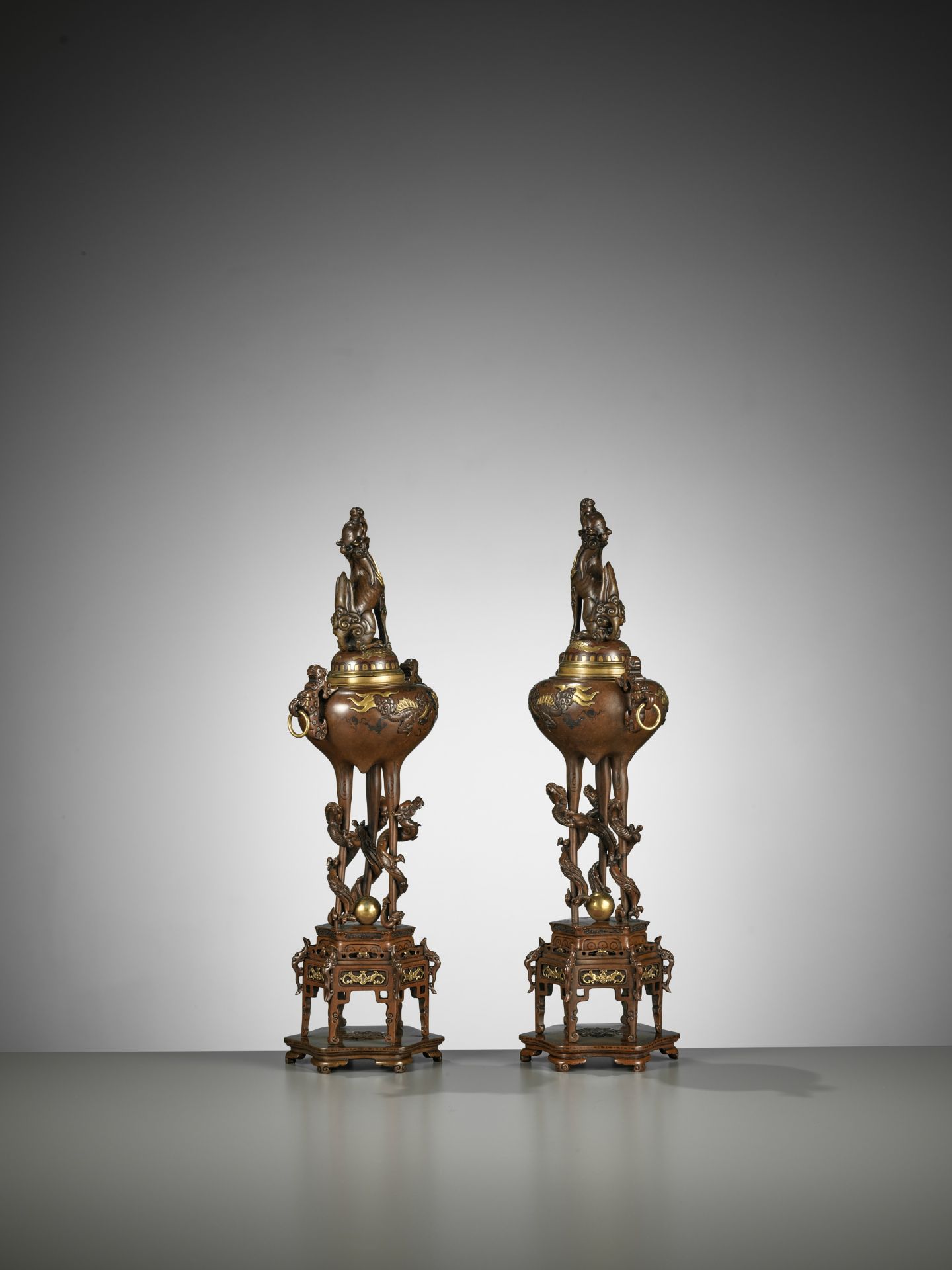 A PAIR OF SUPERB GOLD-INLAID BRONZE 'MYTHICAL BEASTS' KORO (INCENSE BURNERS) AND COVERS - Bild 12 aus 20