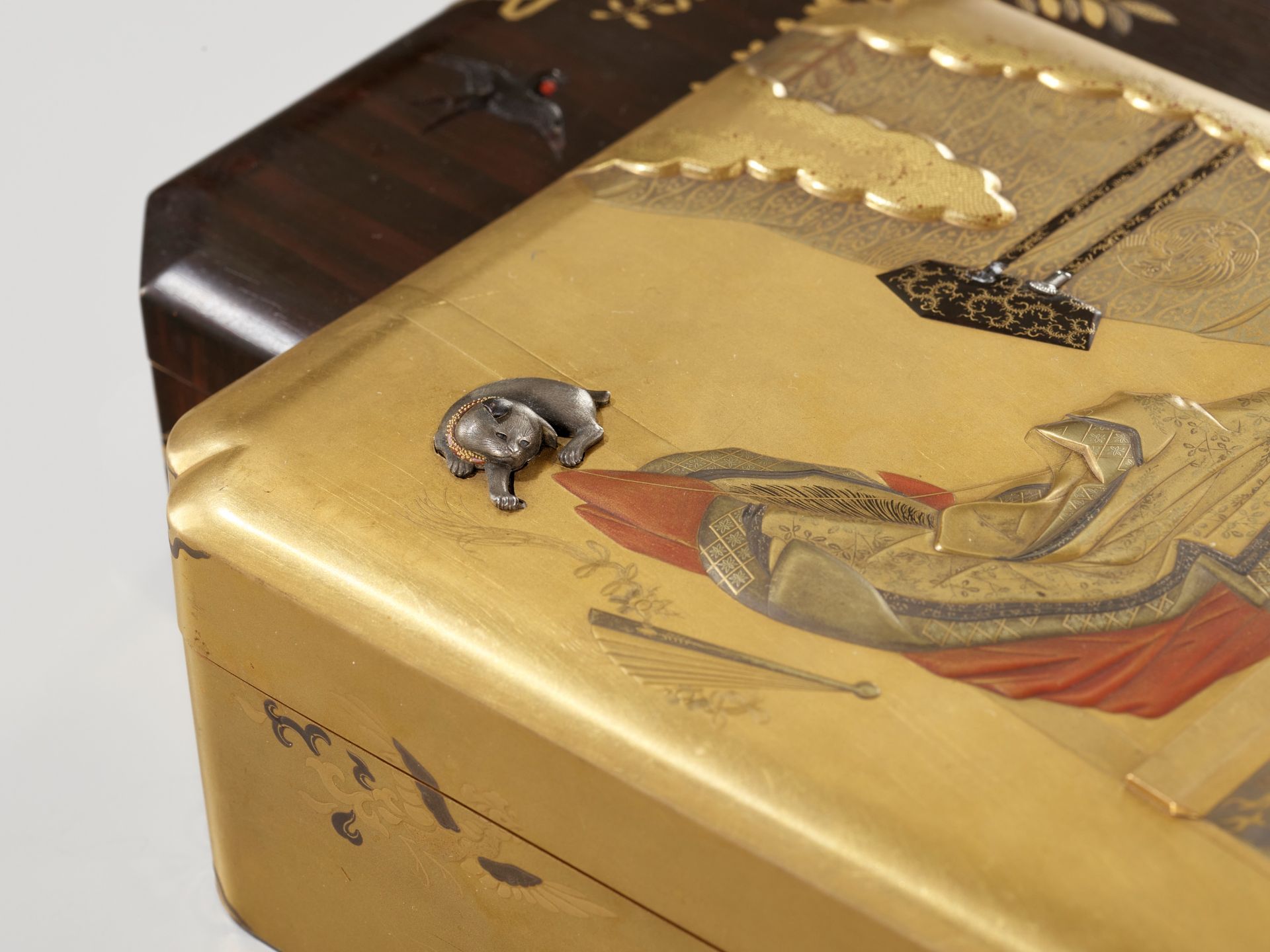 AN INLAID LACQUER BOX AND COVER WITH THE THIRD PRINCESS AND HER CAT FROM THE TALE OF GENJI - Image 3 of 13