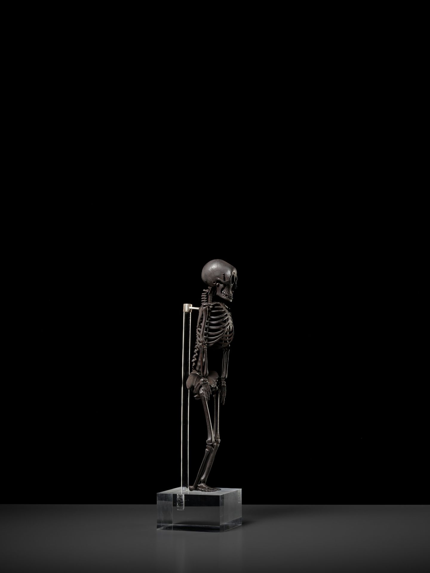 MUNEKAZU: AN EXCEPTIONALLY RARE AND HIGHLY IMPORTANT IRON JIZAI OKIMONO OF A HUMAN SKELETON - Image 20 of 31