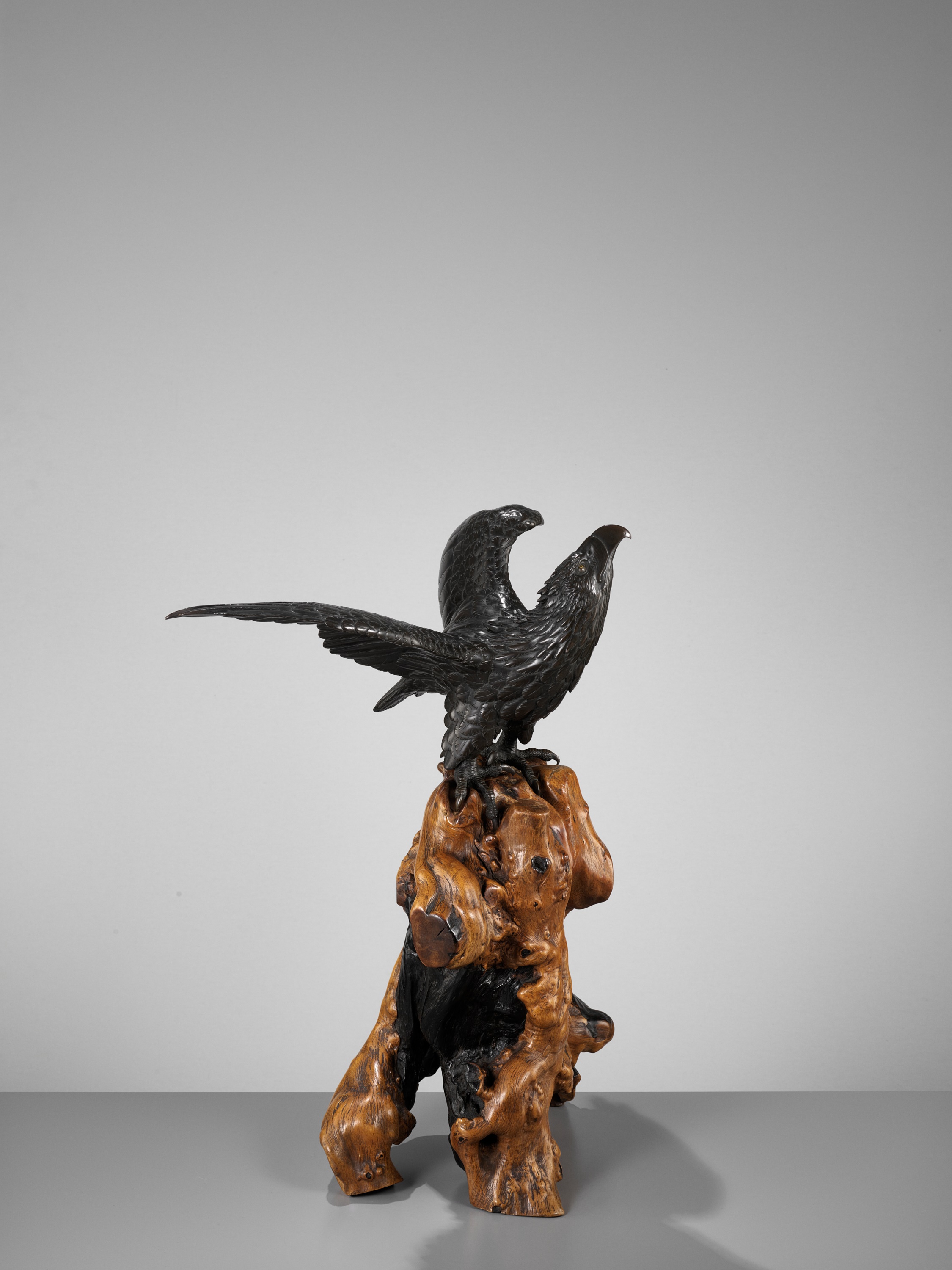 AKASOFU GYOKKO: AN IMPRESSIVE AND RARE BRONZE OKIMONO OF AN ASCENDING EAGLE - Image 14 of 18