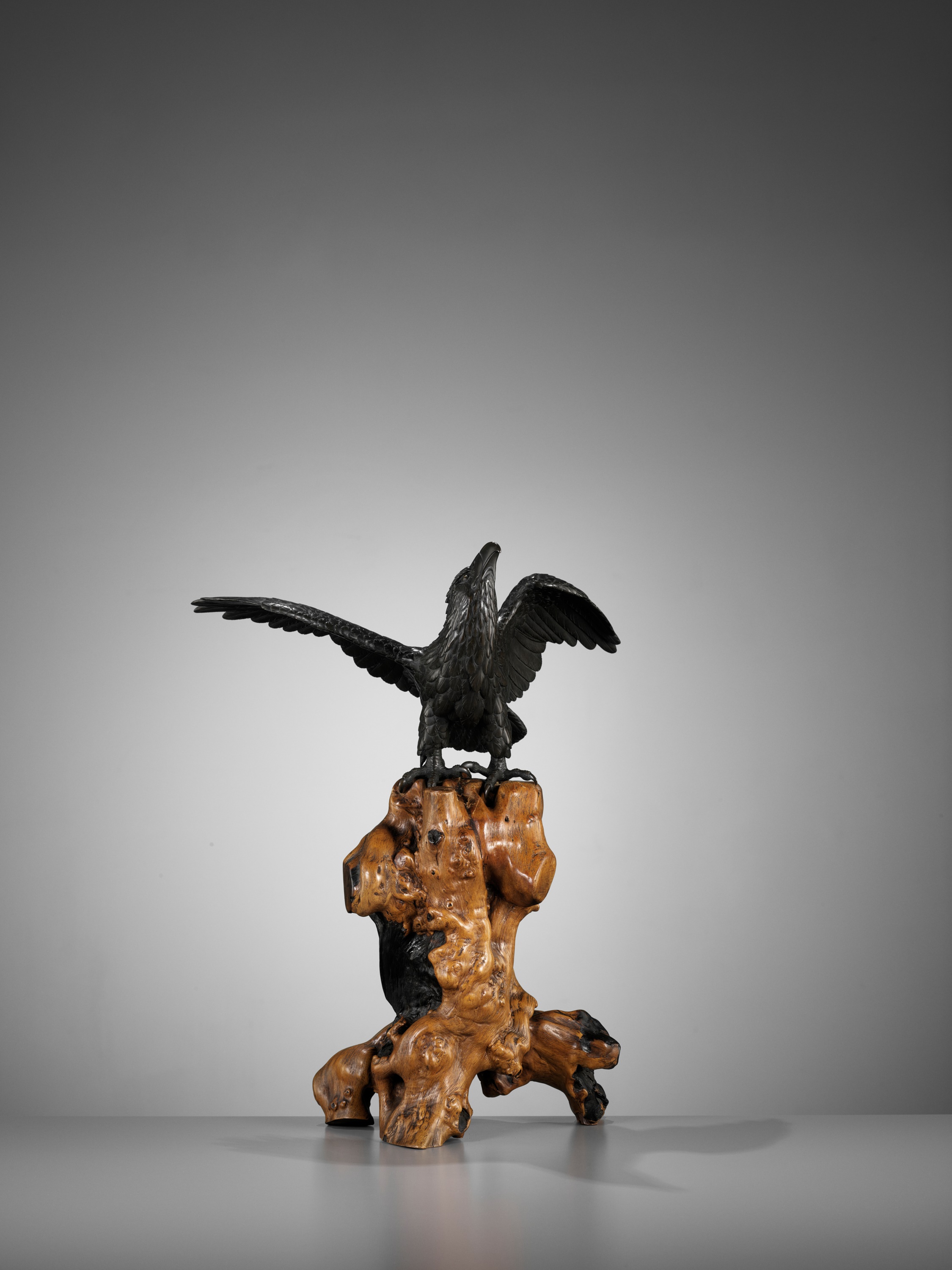 AKASOFU GYOKKO: AN IMPRESSIVE AND RARE BRONZE OKIMONO OF AN ASCENDING EAGLE - Image 13 of 18