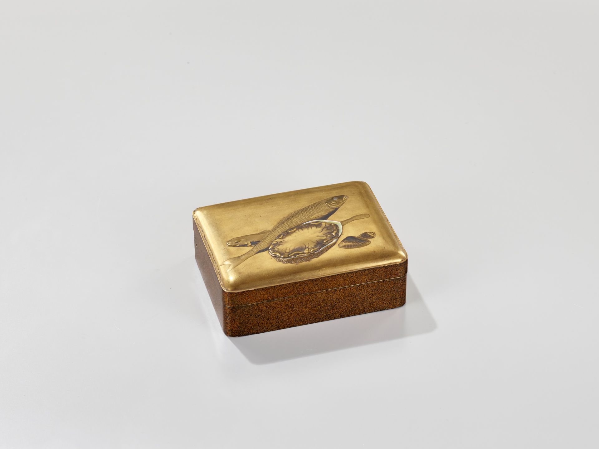 A GOLD LACQUER BOX AND COVER AND FOUR KOGO (INCENSE CONTAINERS) FOR THE INCENSE MATCHING GAME - Image 4 of 11