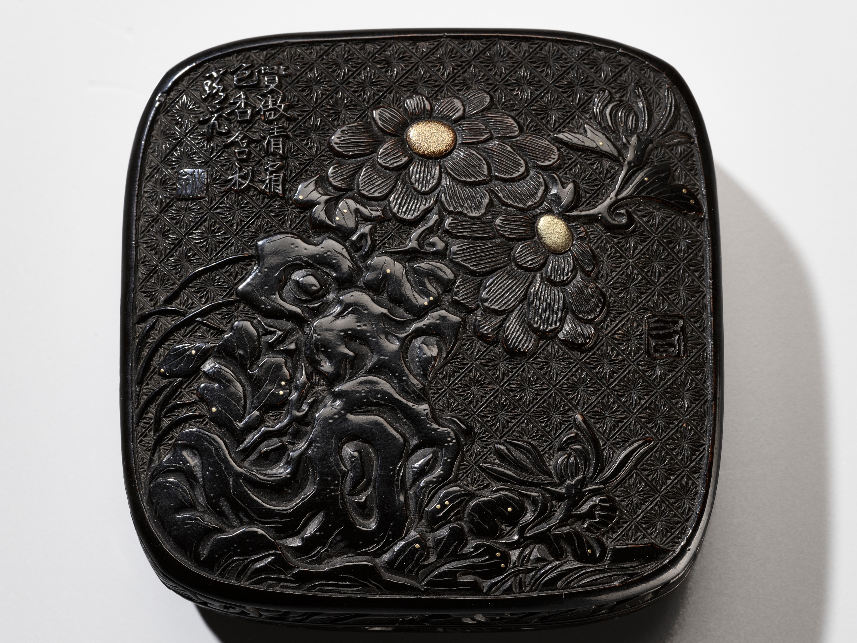 A RARE TSUIKOKU (CARVED BLACK LACQUER) KOGO (INCENSE BOX) AND COVER WITH CHRYSANTHEMUMS AND POEM - Image 8 of 10