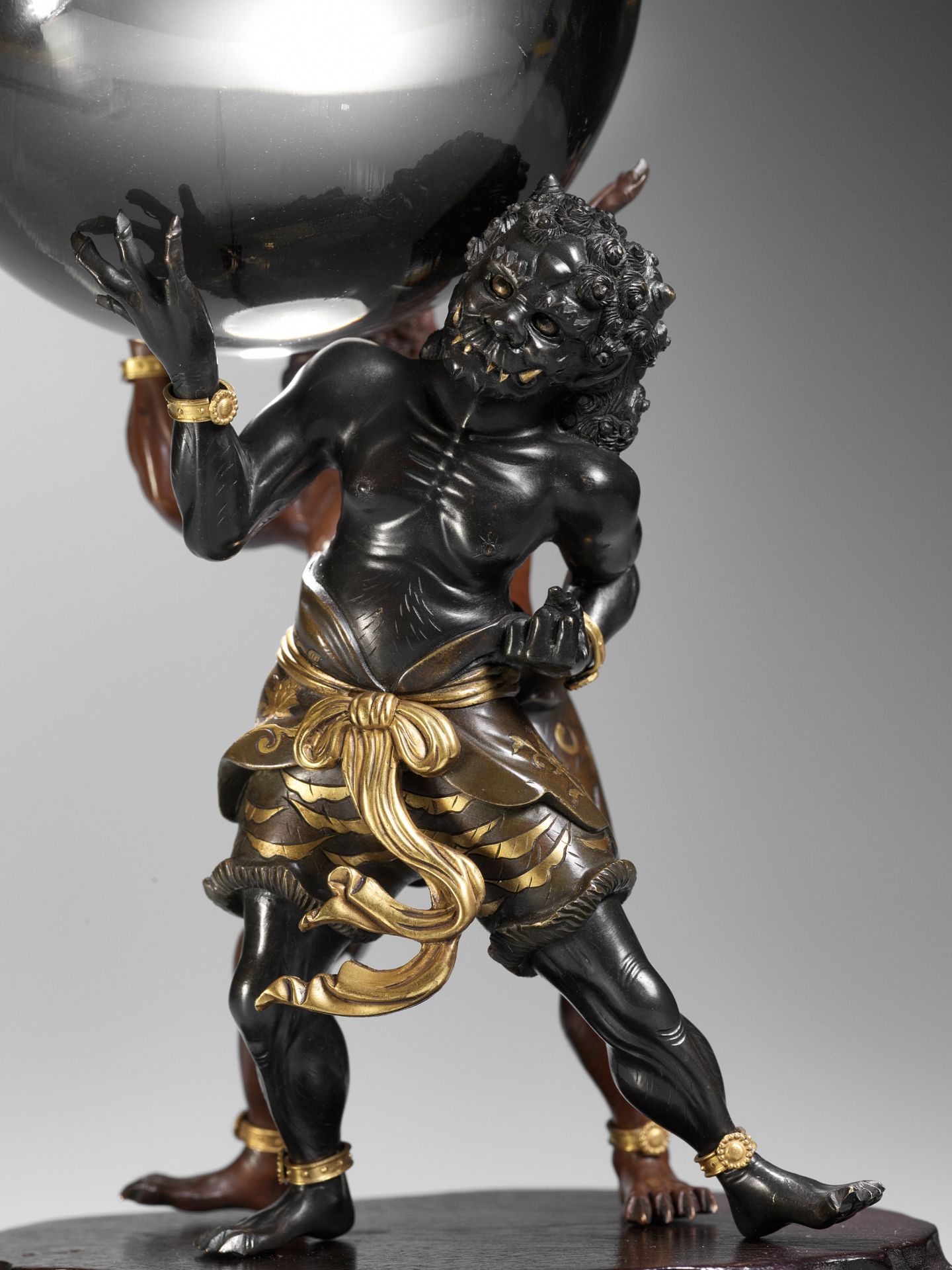 AN IMPRESSIVE BRONZE OF TWO ONI HOLDING A CRYSTAL BALL, ATTRIBUTED TO SANO TAKACHIKA - Bild 4 aus 12