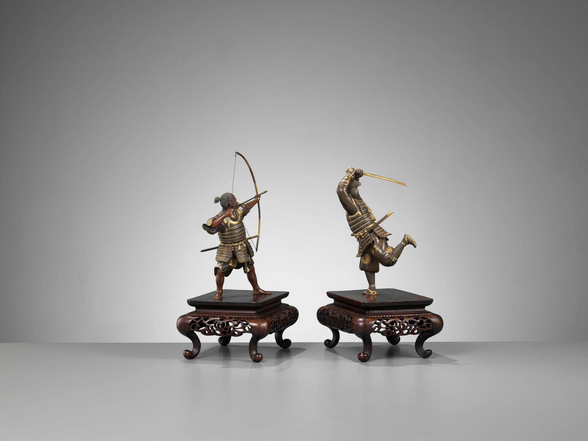 A PAIR OF PARCEL-GILT BRONZE FIGURES DEPICTING SAMURAI WARRIORS - Bild 16 aus 17