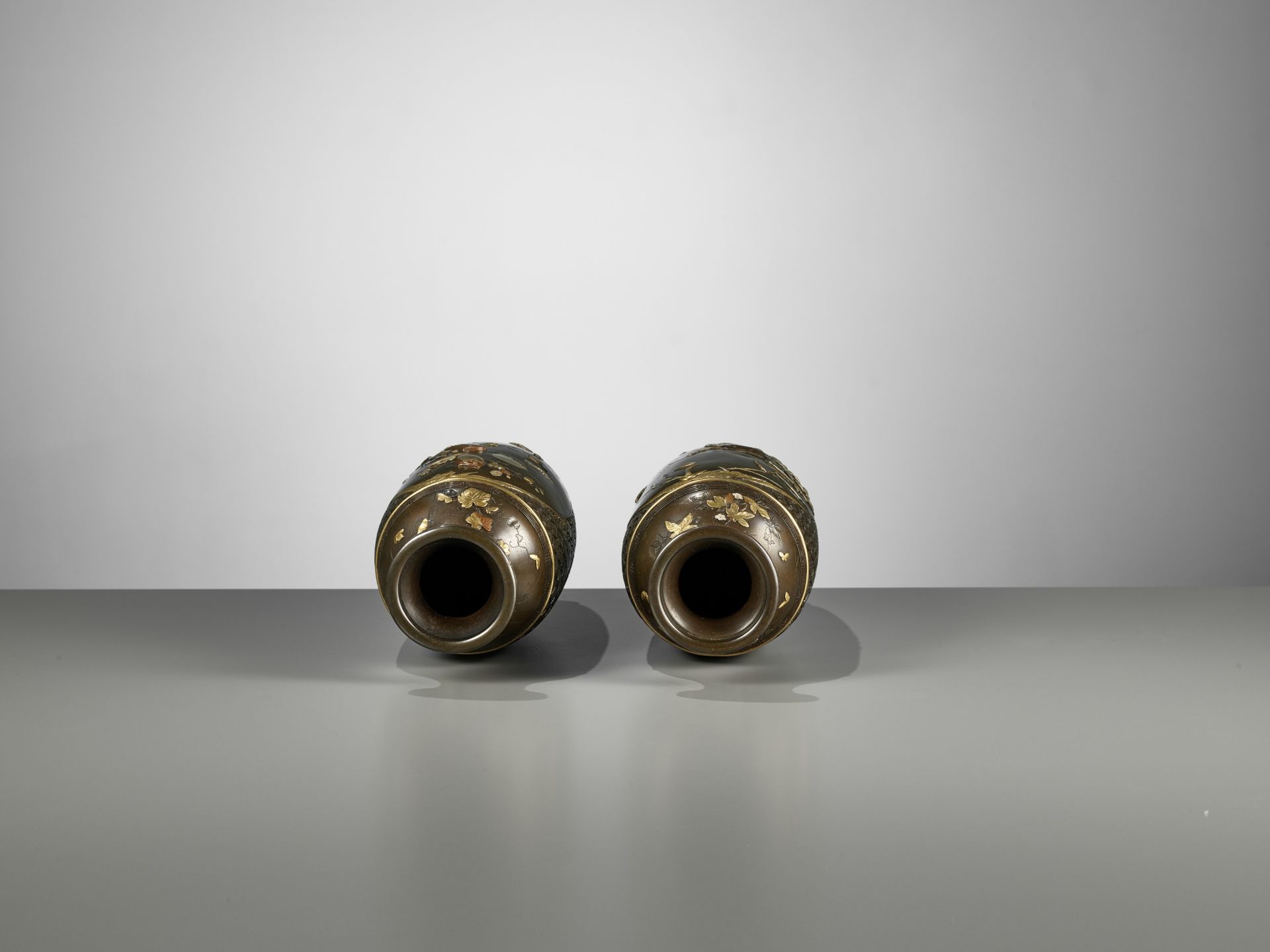 MIYABE ATSUYOSHI: A PAIR OF FINE INLAID BRONZE VASES - Image 17 of 18