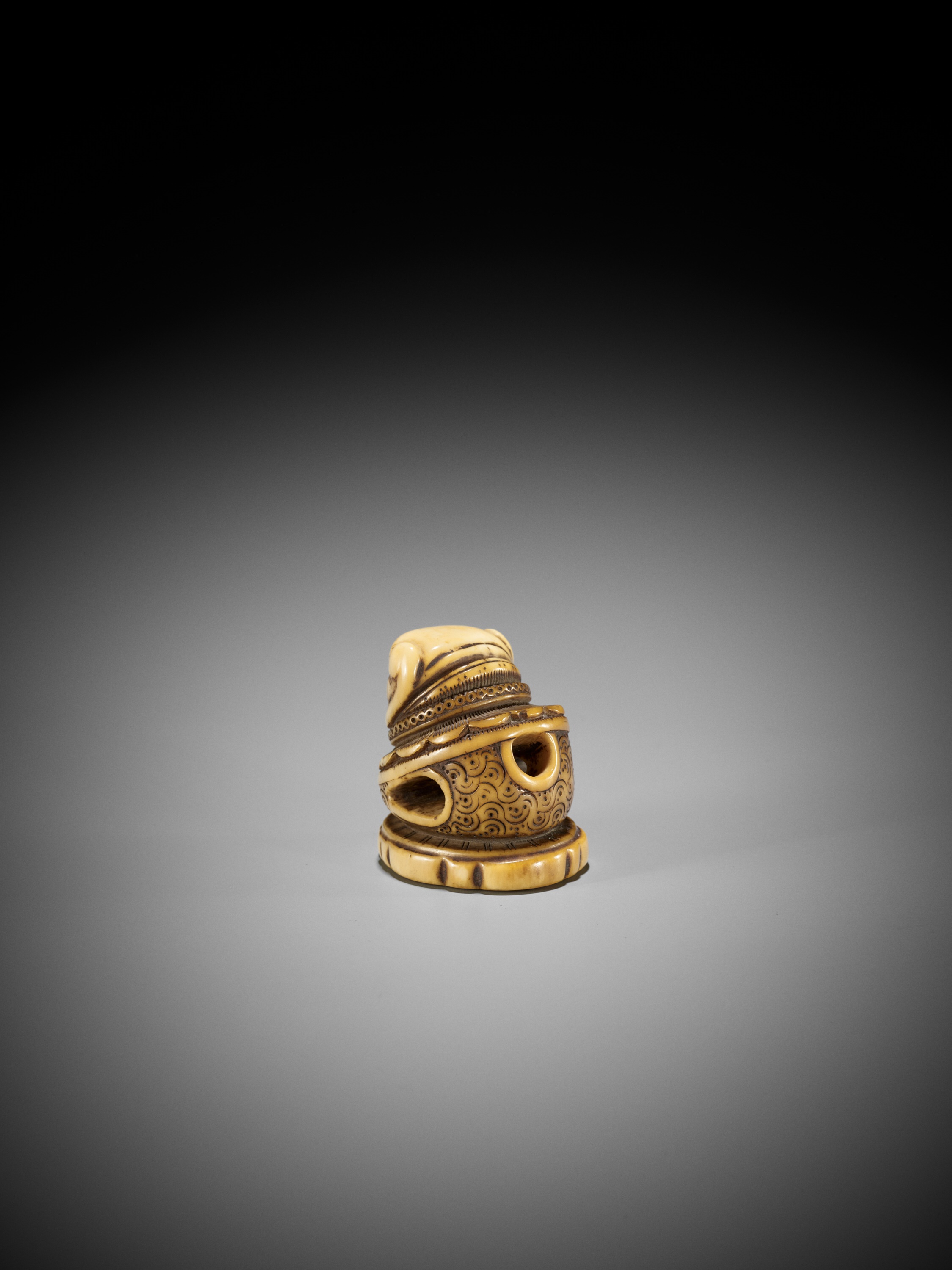 A RARE IVORY 'SILK SEAL' TYPE NETSUKE OF A FOREIGNER - Image 6 of 11