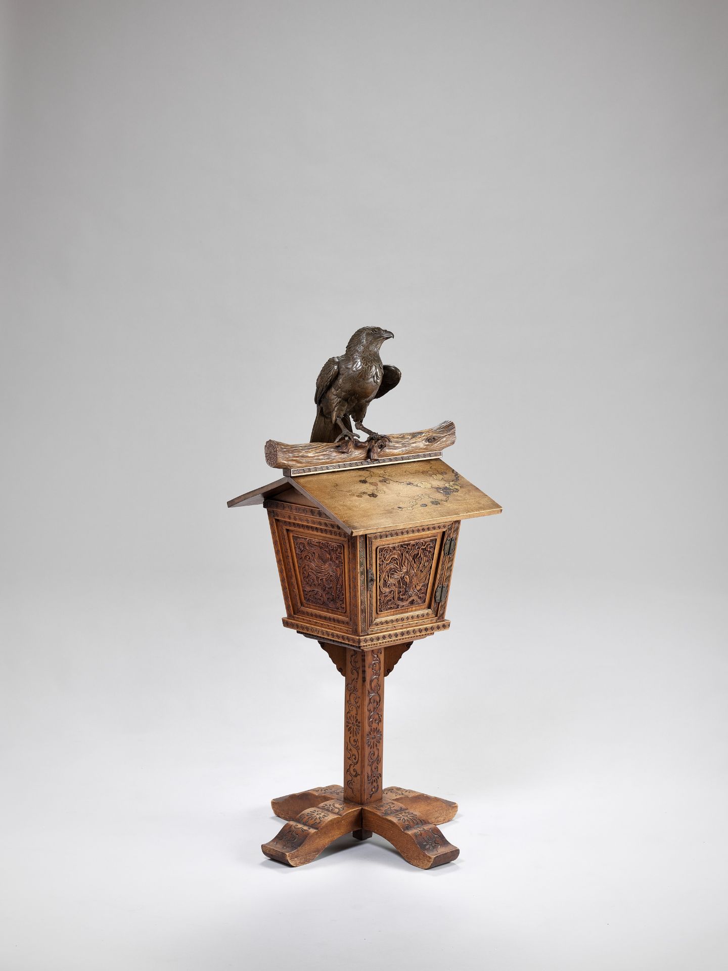 AN UNUSUAL BRONZE AND WOOD GROUP DEPICTING A HAWK ON A BIRDHOUSE - Image 9 of 10