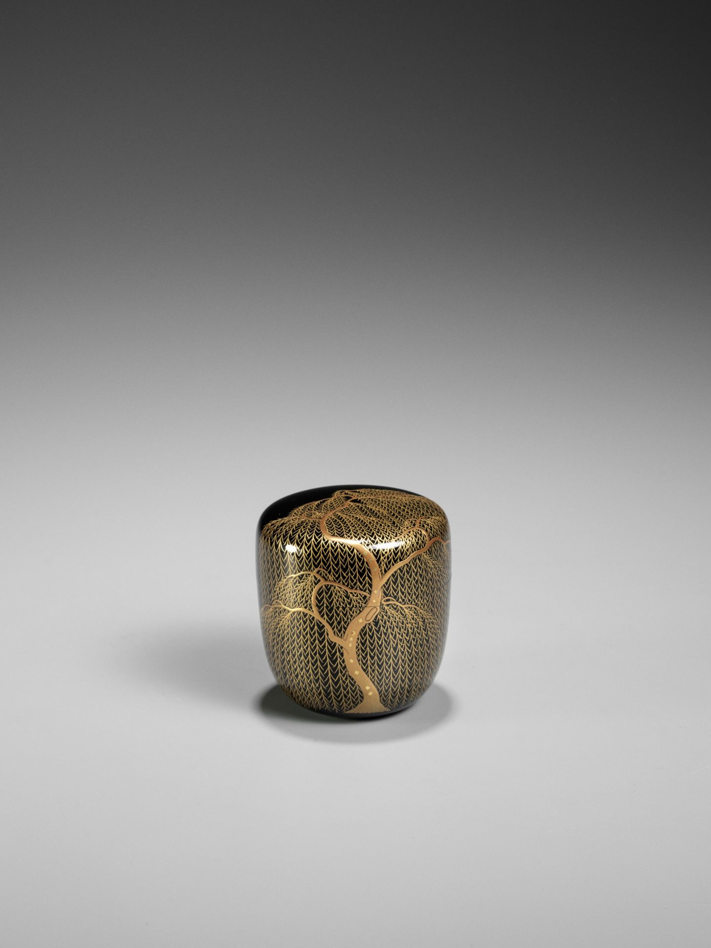 A BLACK AND GOLD LACQUER NATSUME (TEA CADDY) WITH A WEEPING WILLOW (YANAGI) - Image 4 of 9