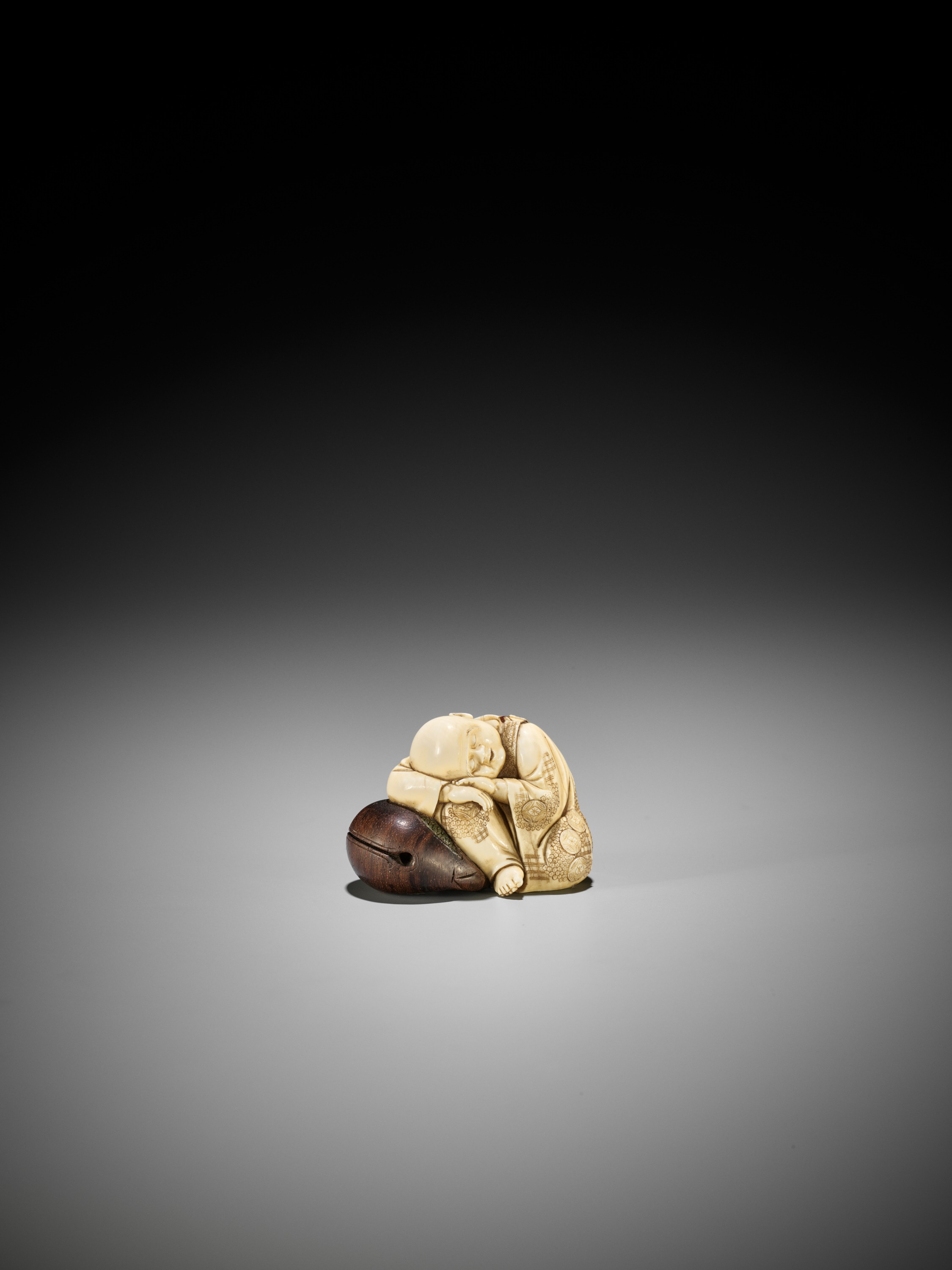 GYOKUSUI: A FINE TOKYO SCHOOL IVORY AND WOOD NETSUKE OF A PRIEST RESTING ON A MOKUGYO - Image 7 of 11