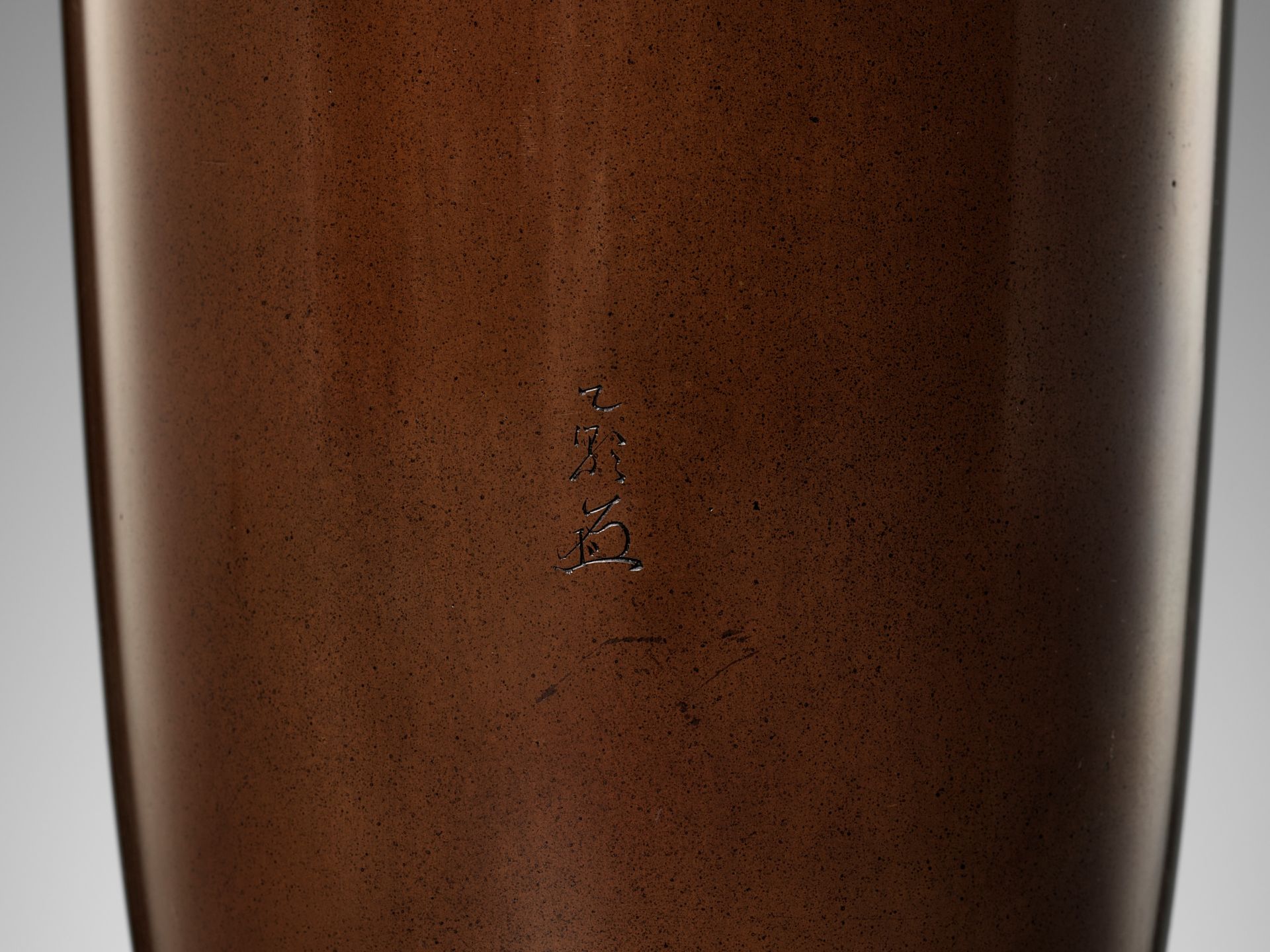 OTSUEI FOR THE NOGAWA COMPANY: A MASTERFUL INLAID BRONZE VASE OF A SPIDER HANGING FROM A PLUM BRANCH - Bild 10 aus 12